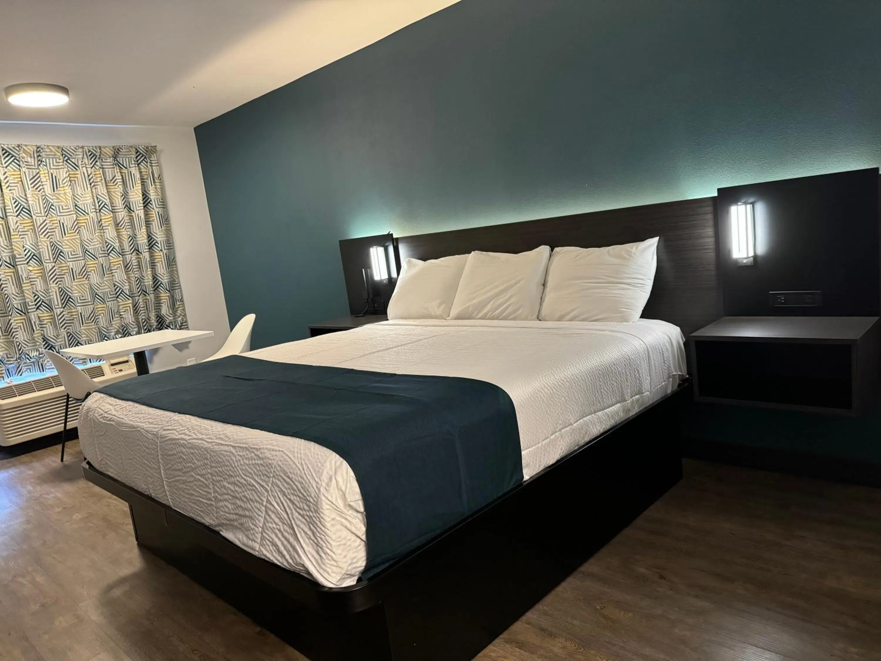 Bed in Studio 6 Suites Gardena, CA