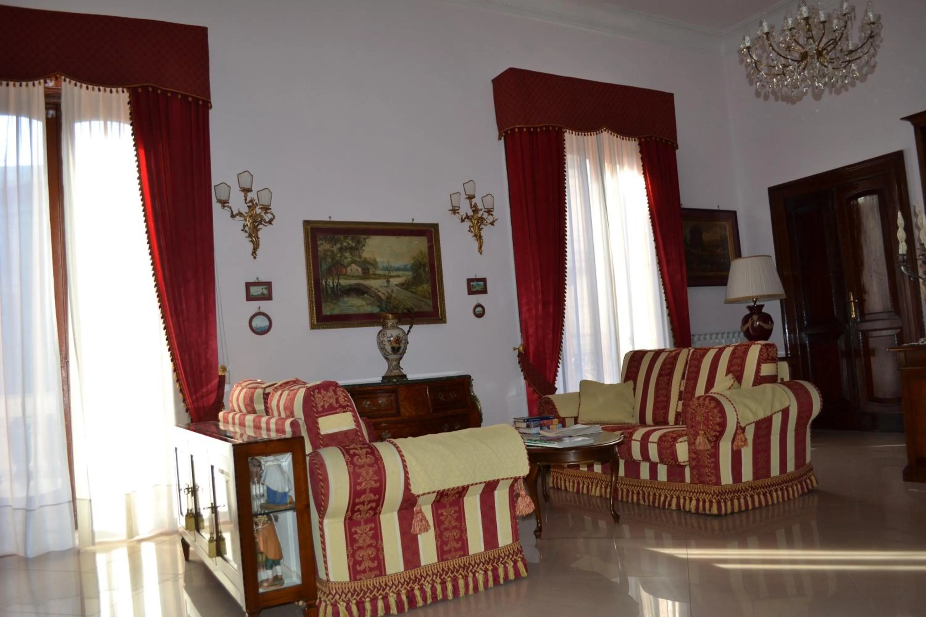 Communal lounge/ TV room in Dimora Real Maria