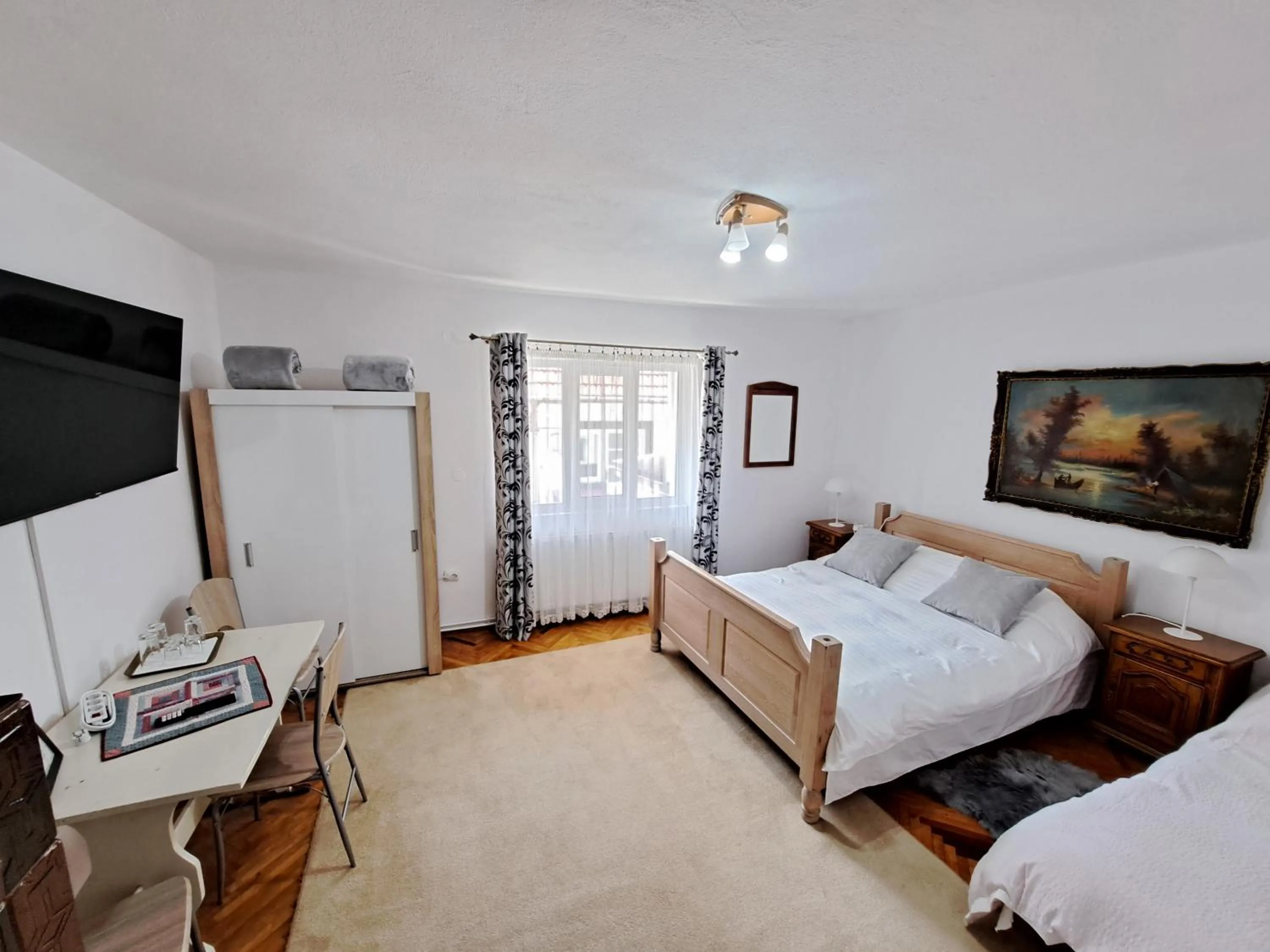 Family Room with Private External Bathroom in Pensiunea Mateo