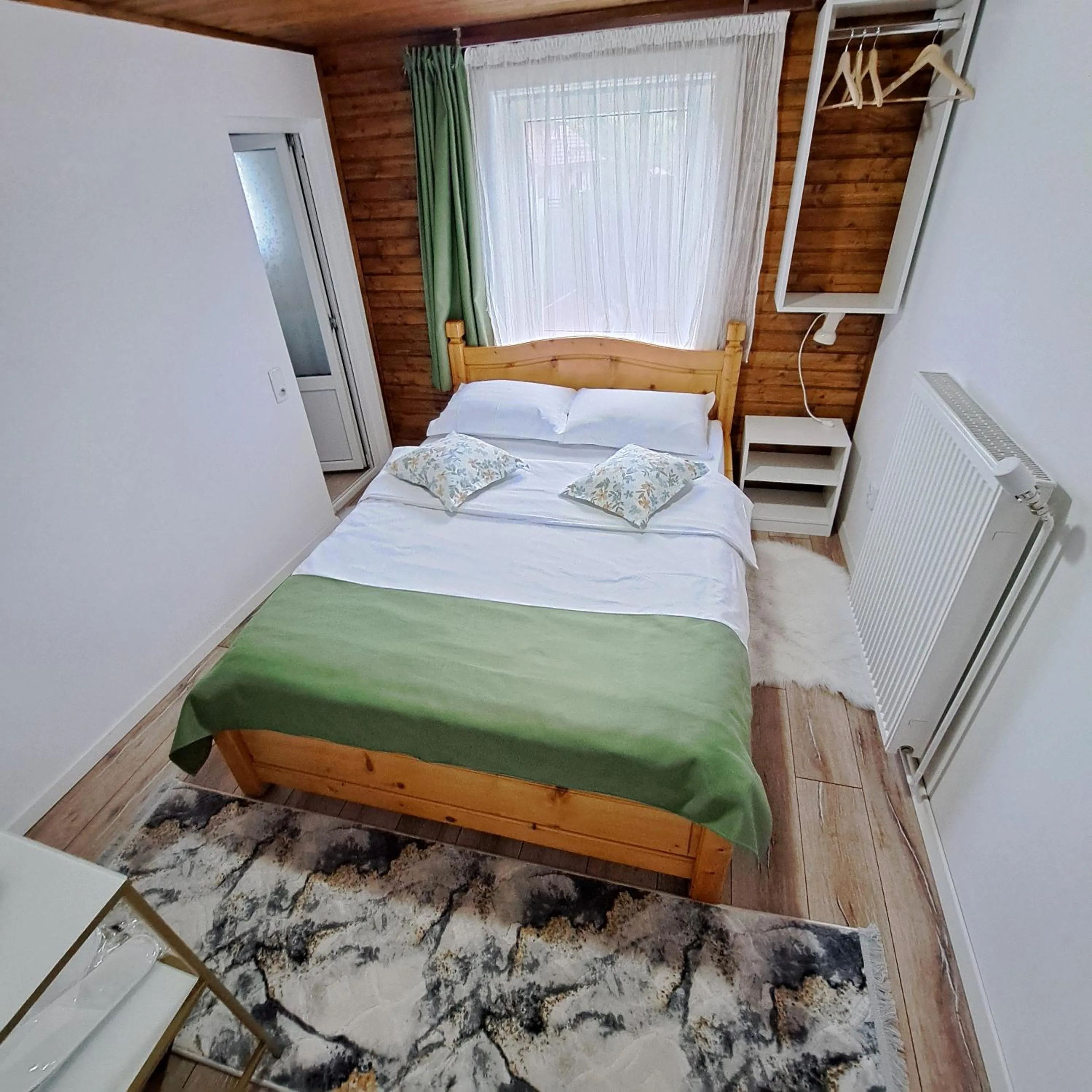 Small Double Room in Pensiunea Mateo