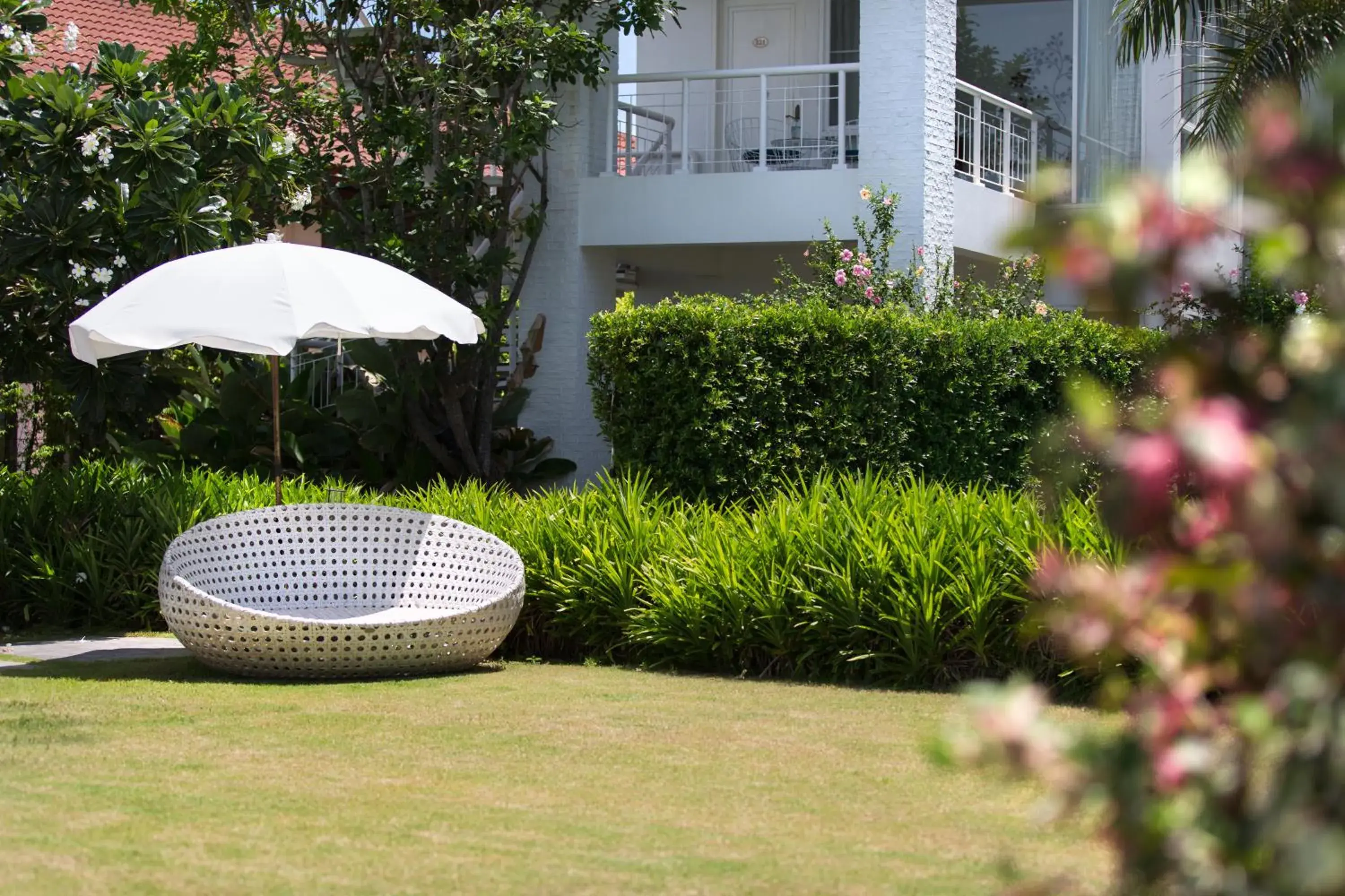 Property building in Verano Beach Villa Property building in Verano Beach Villa