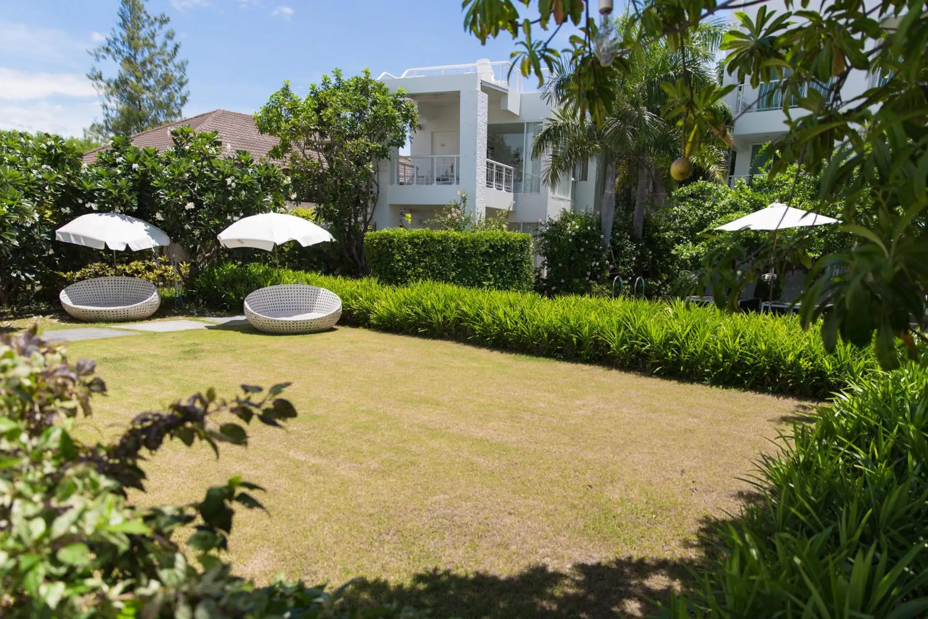 Property building in Verano Beach Villa Property building in Verano Beach Villa