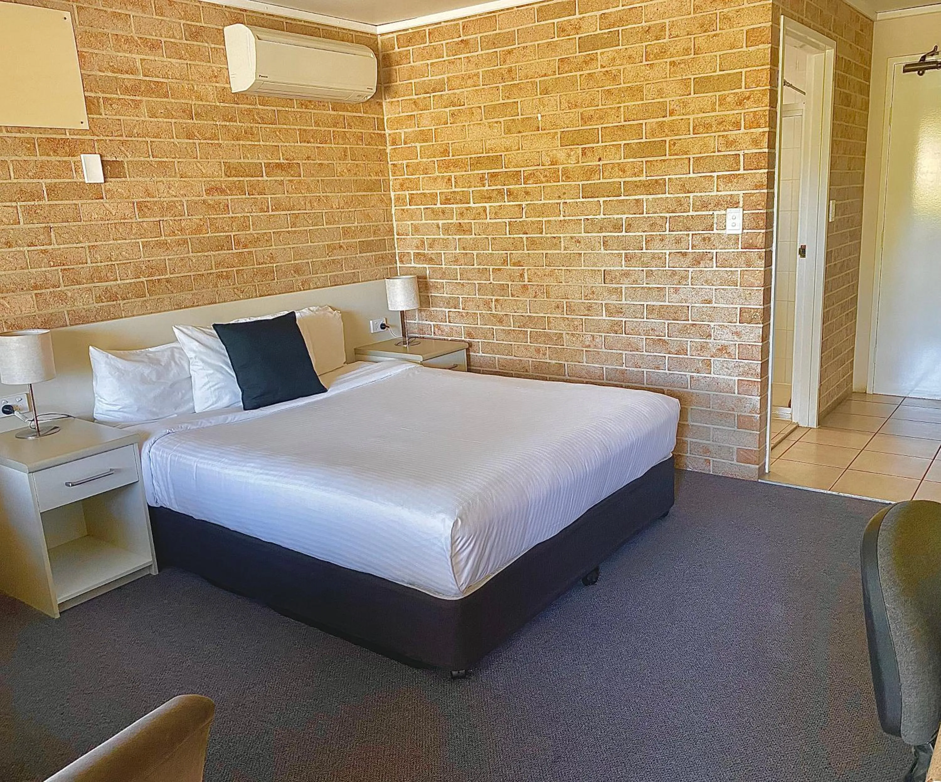 Photo of the whole room, Bed in Macquarie Barracks Motor Inn