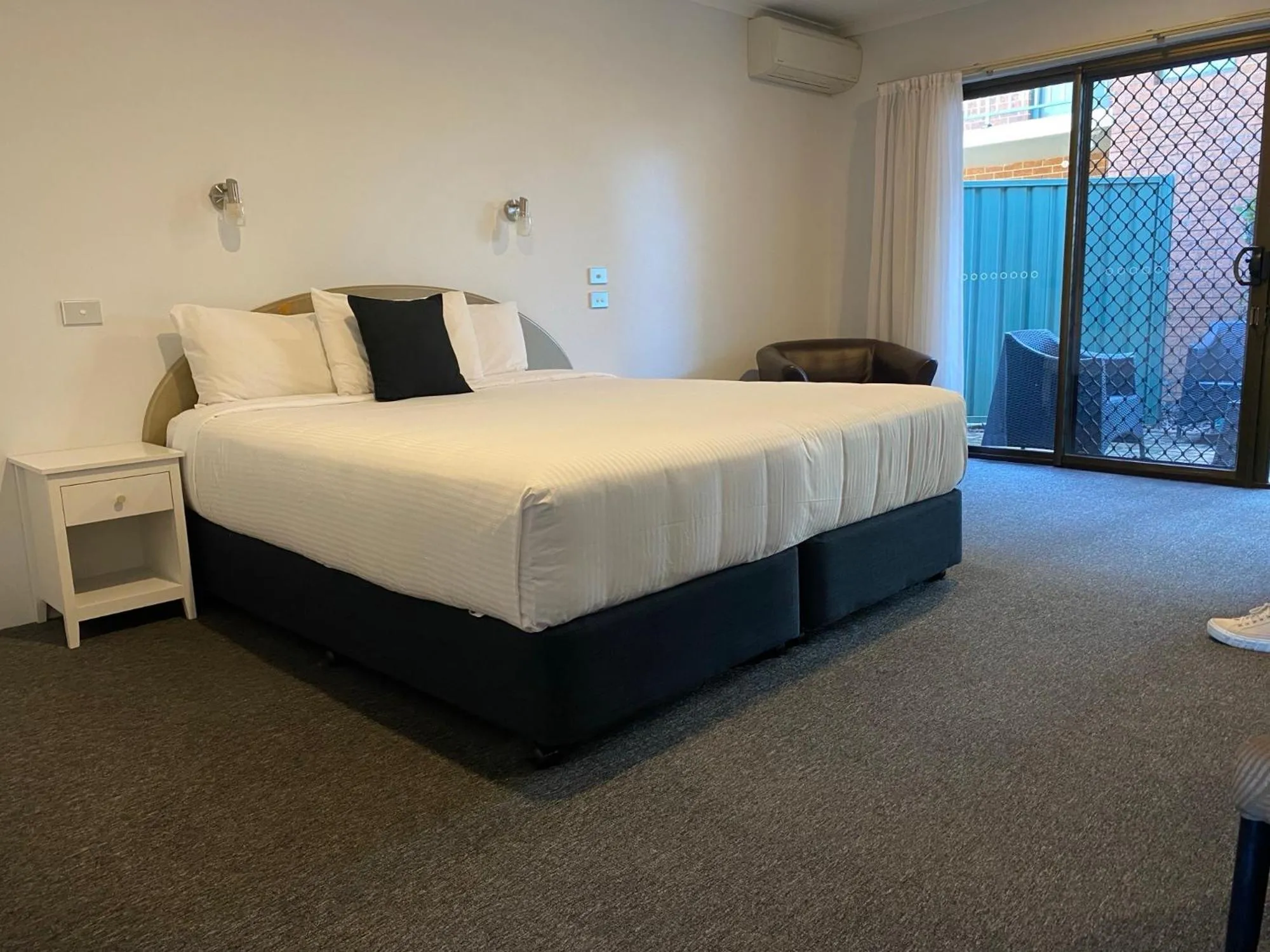 Bed in Macquarie Barracks Motor Inn