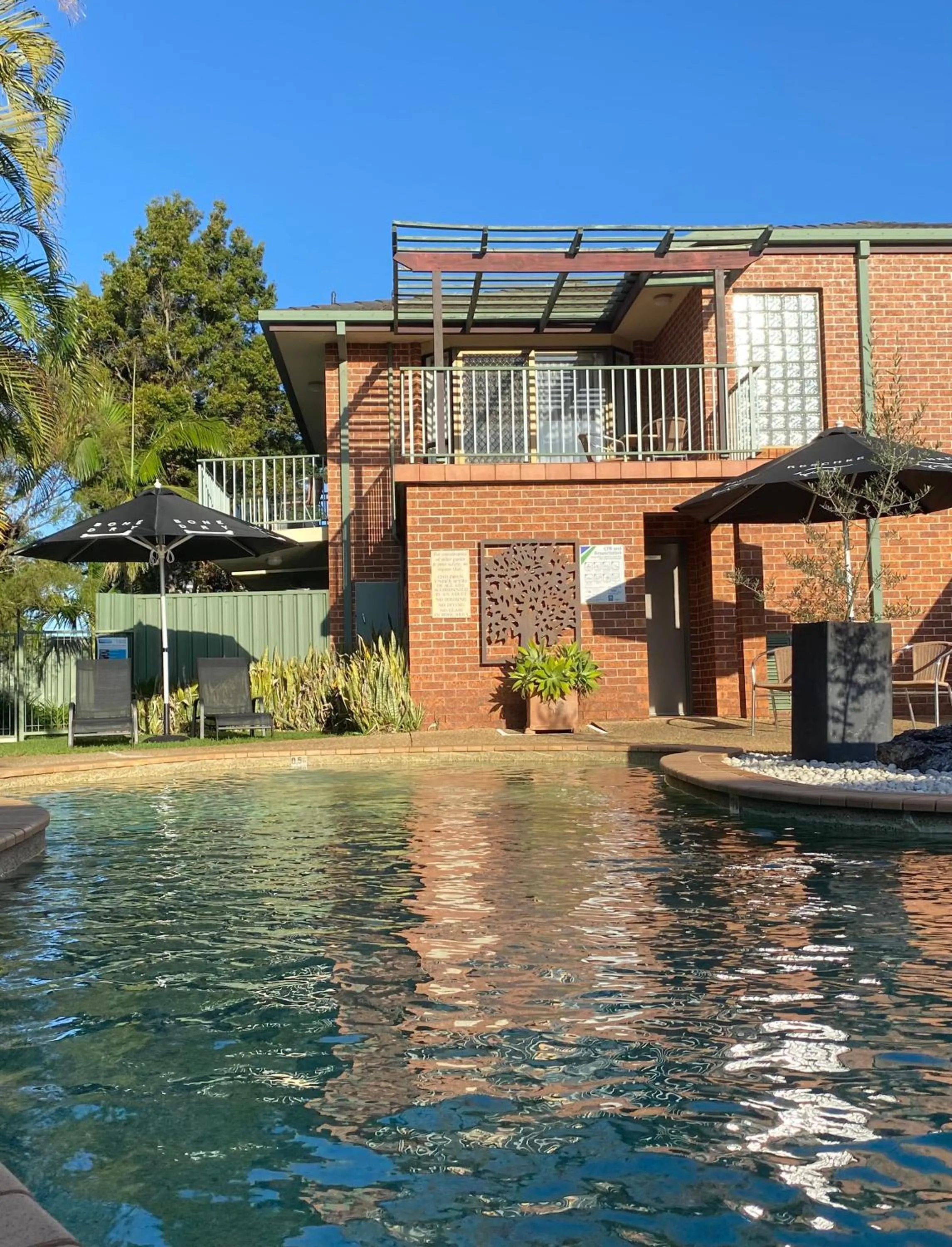 Pool view in Macquarie Barracks Motor Inn