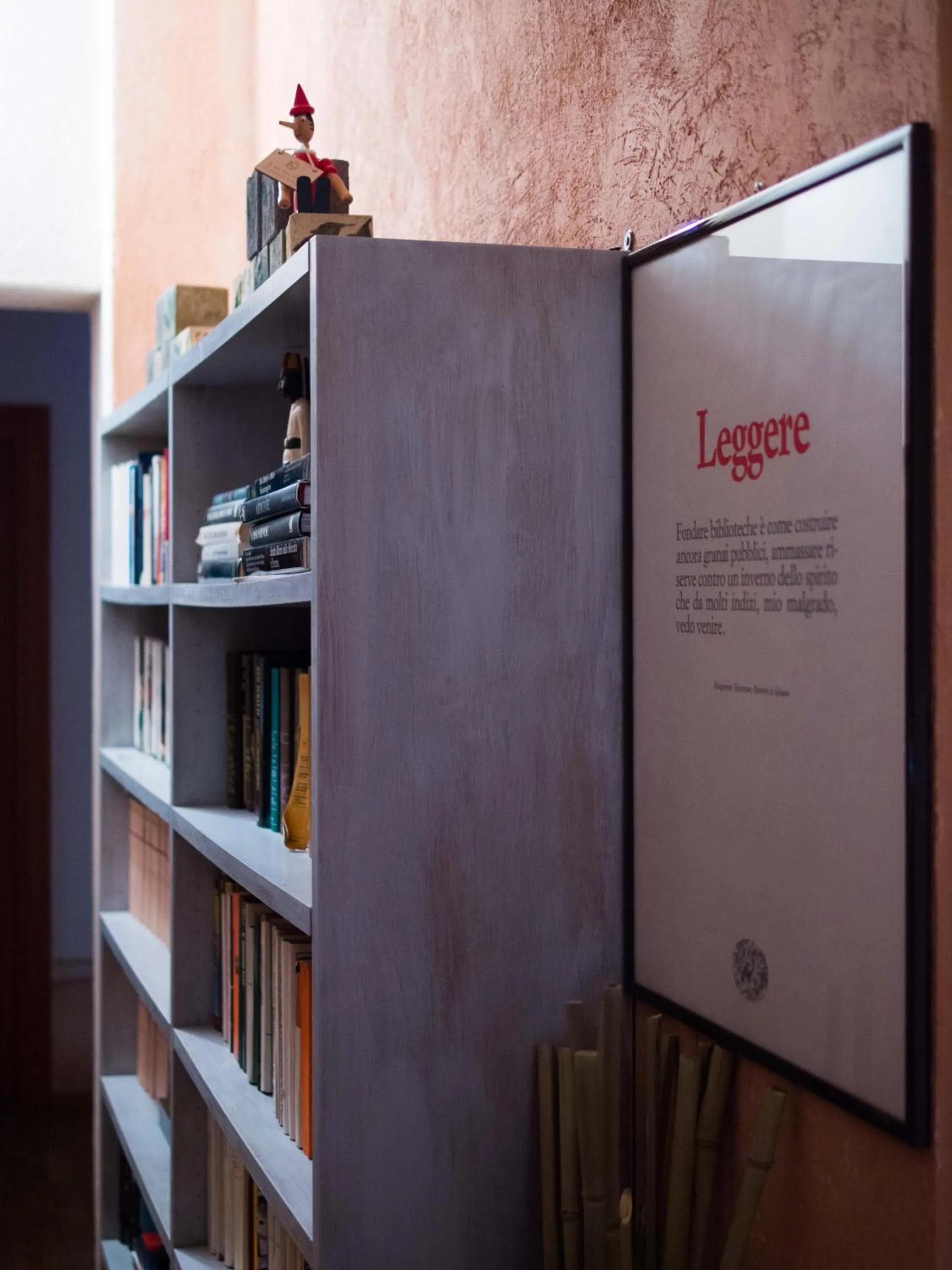 Library in La Luna nel Pozzo