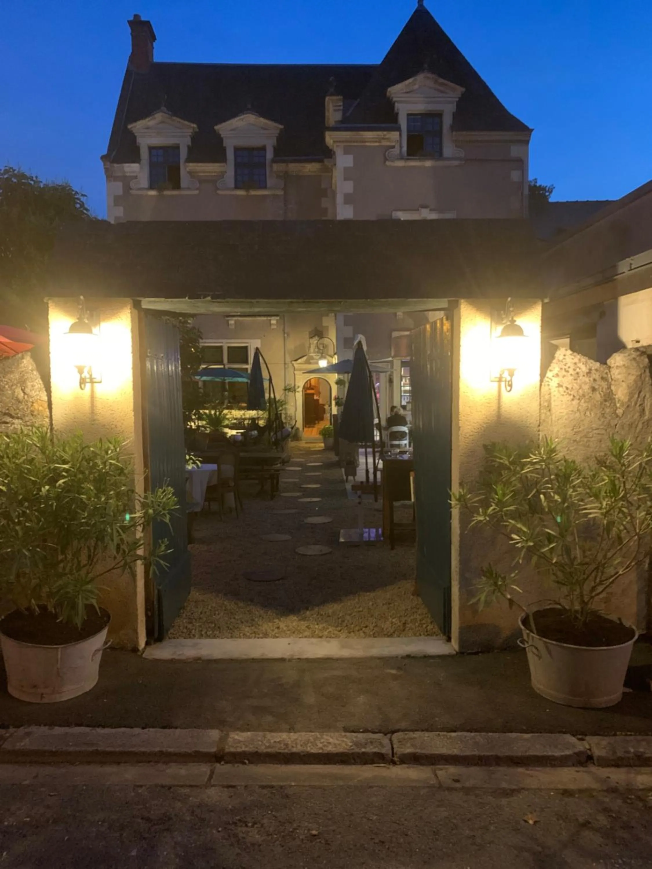 Property building in Le Regisseur