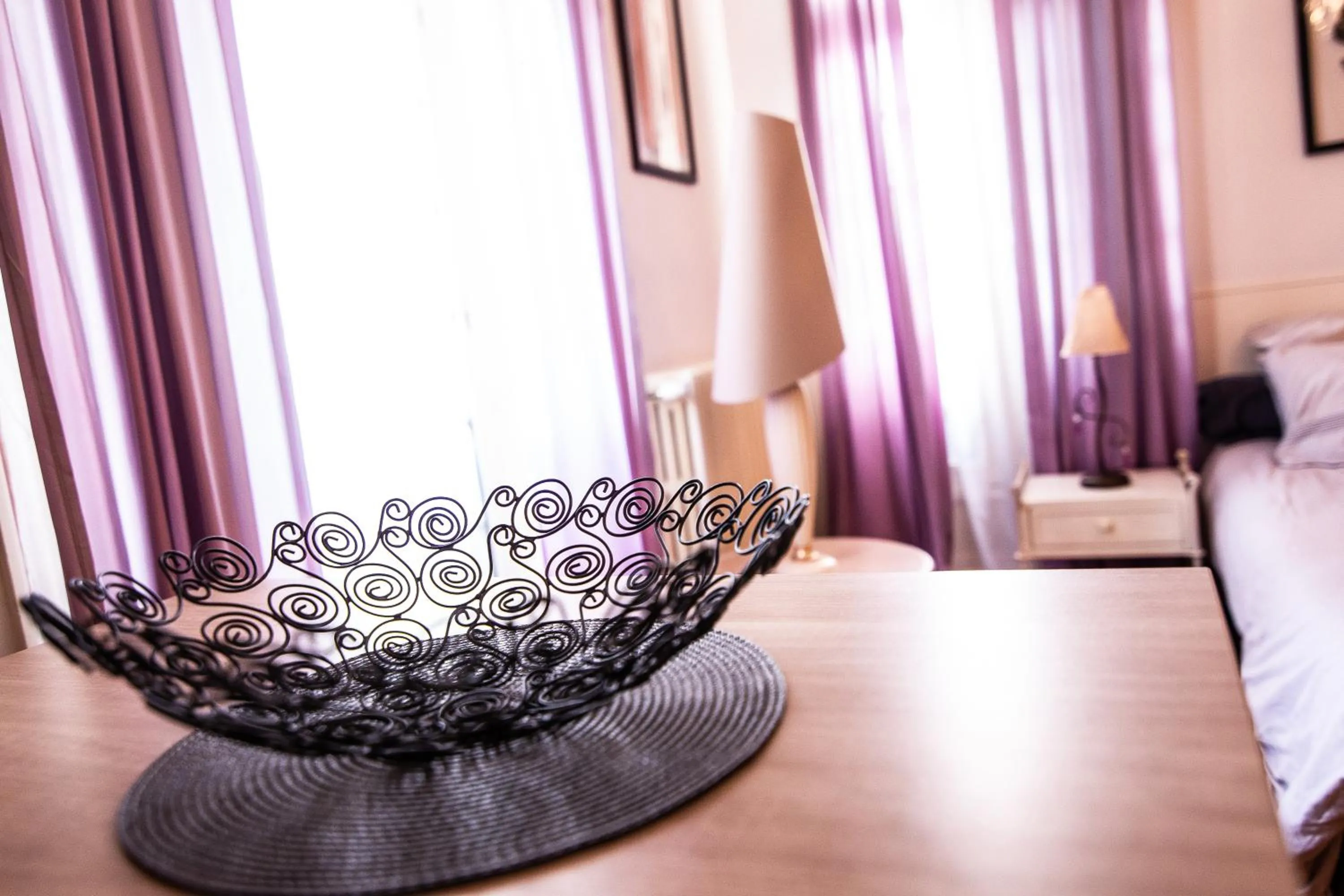 Decorative detail, Bed in Le Regisseur