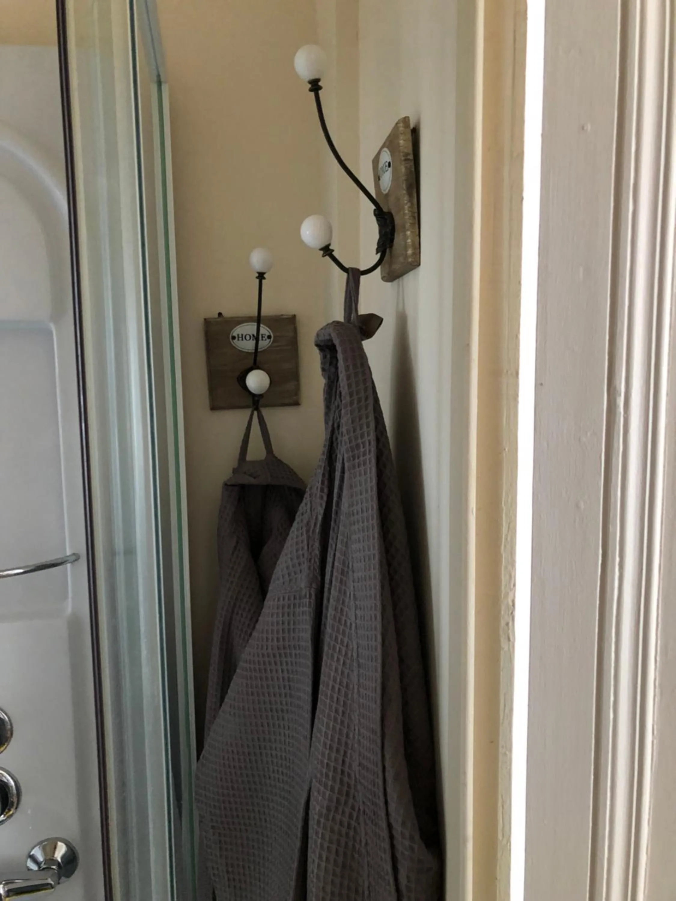 Shower in Le Regisseur