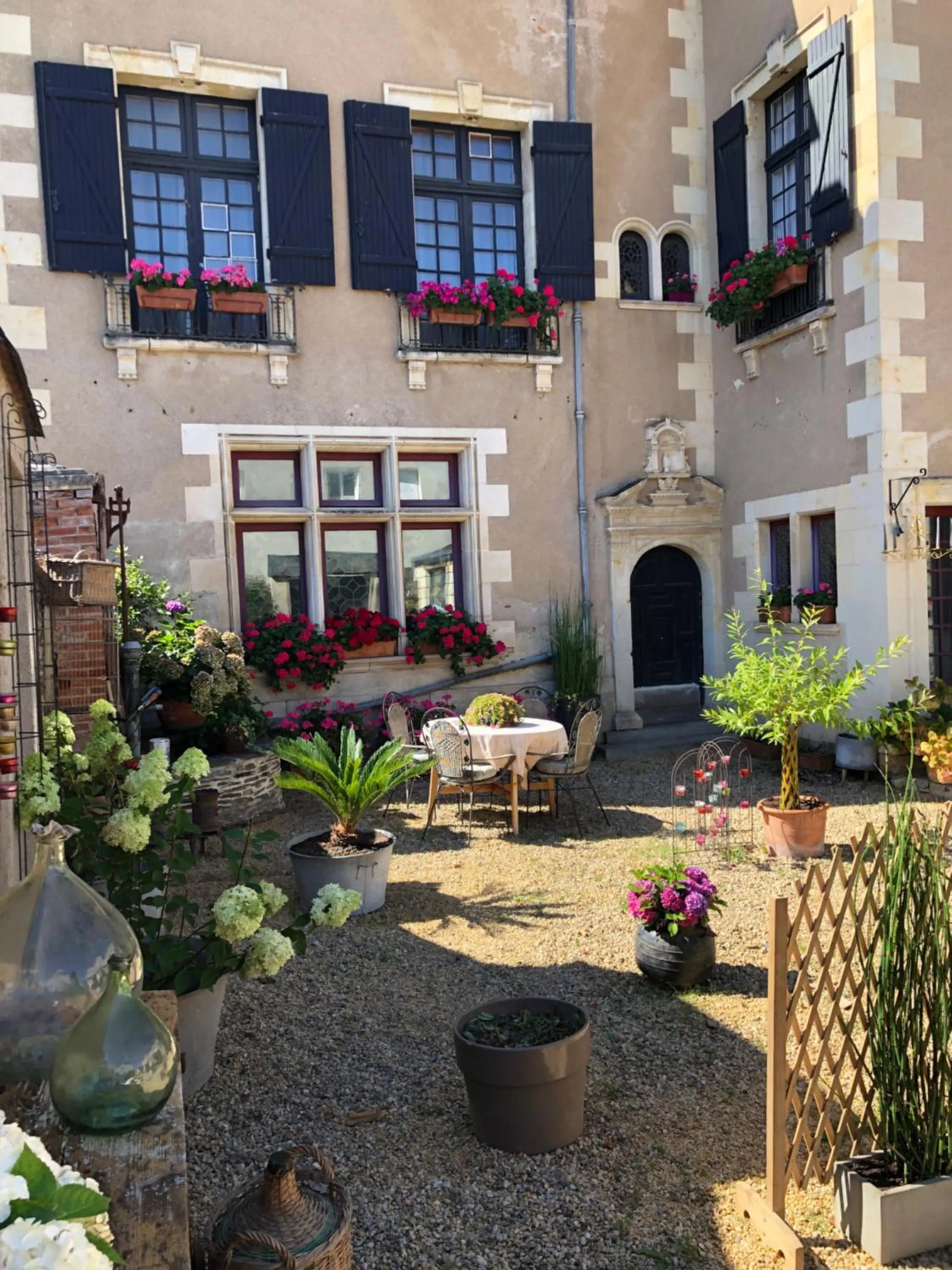 Property building in Le Regisseur