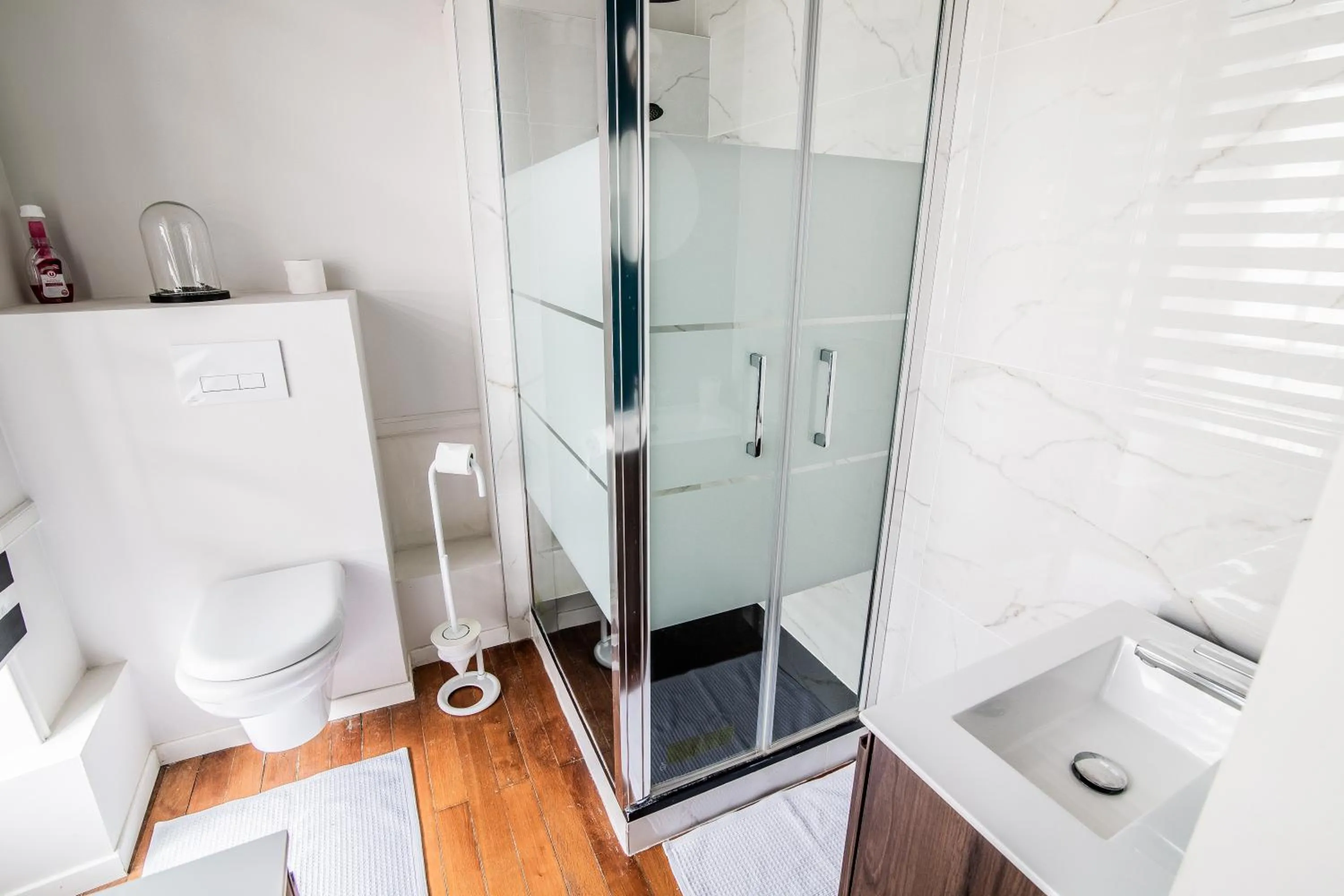 Shower in Le Regisseur