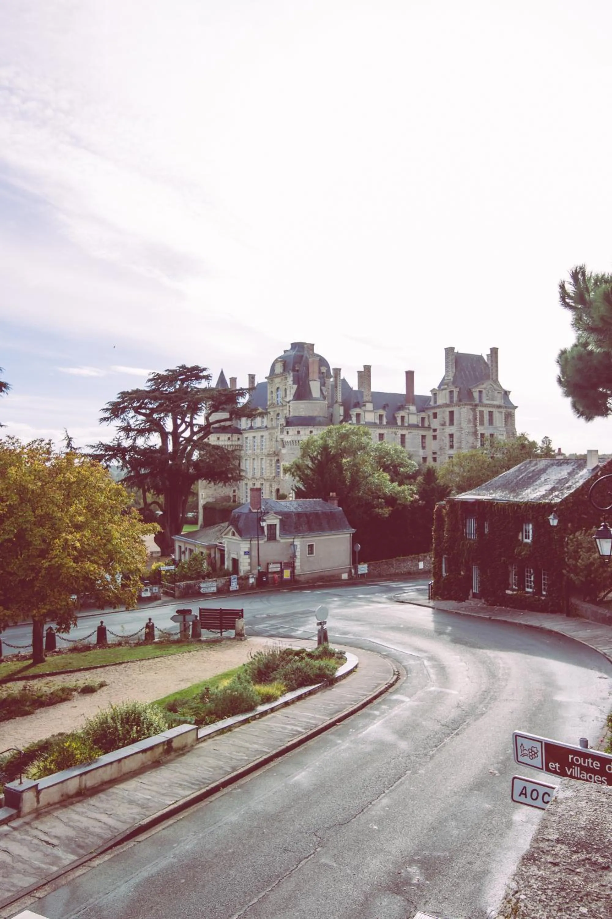Nearby landmark in Le Regisseur