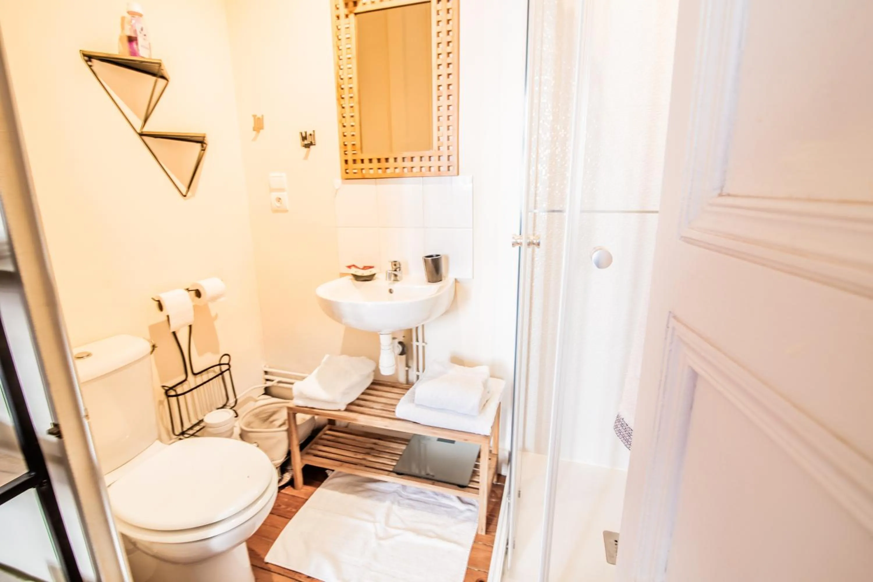 Shower in Le Regisseur