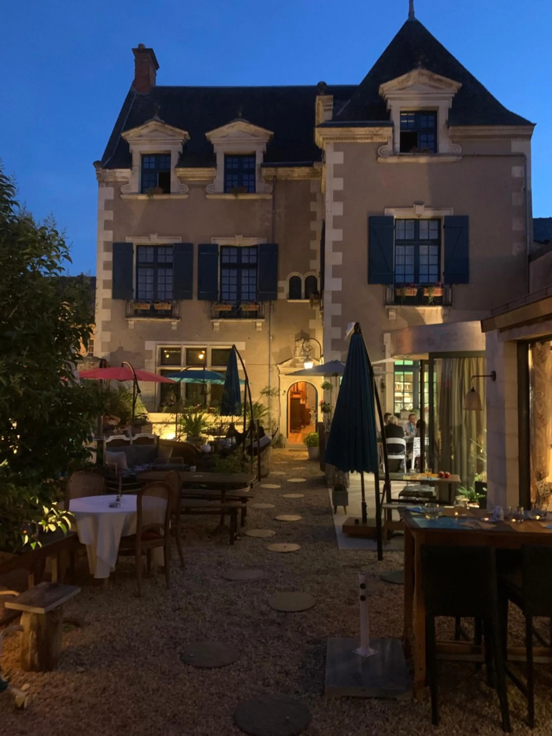 Property building in Le Regisseur