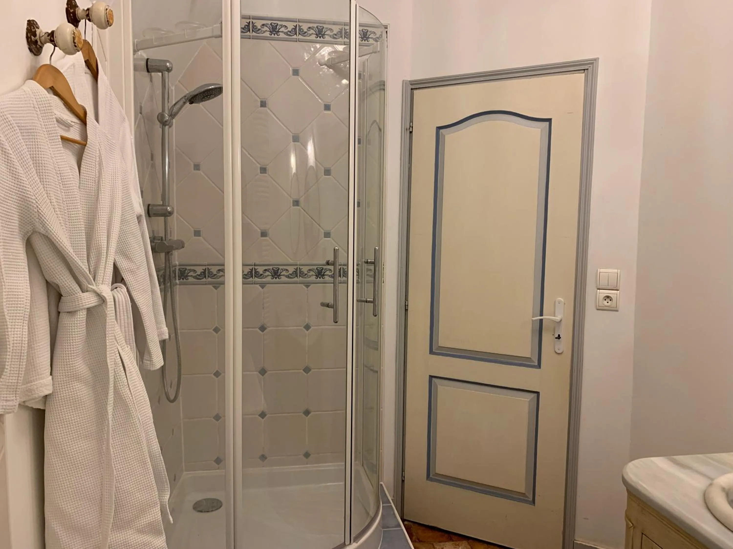 Shower in Le Regisseur