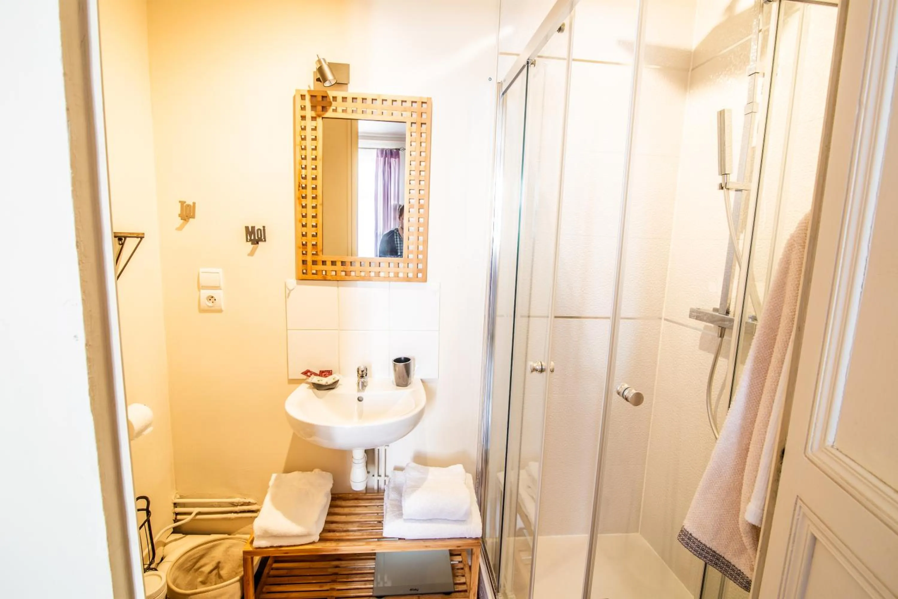 Shower in Le Regisseur