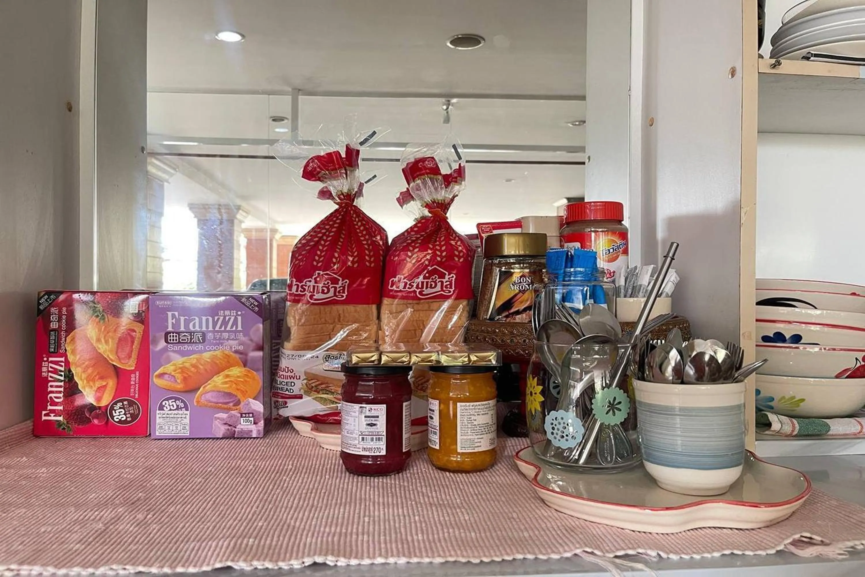 Dining area in Kaewchantra Mansion