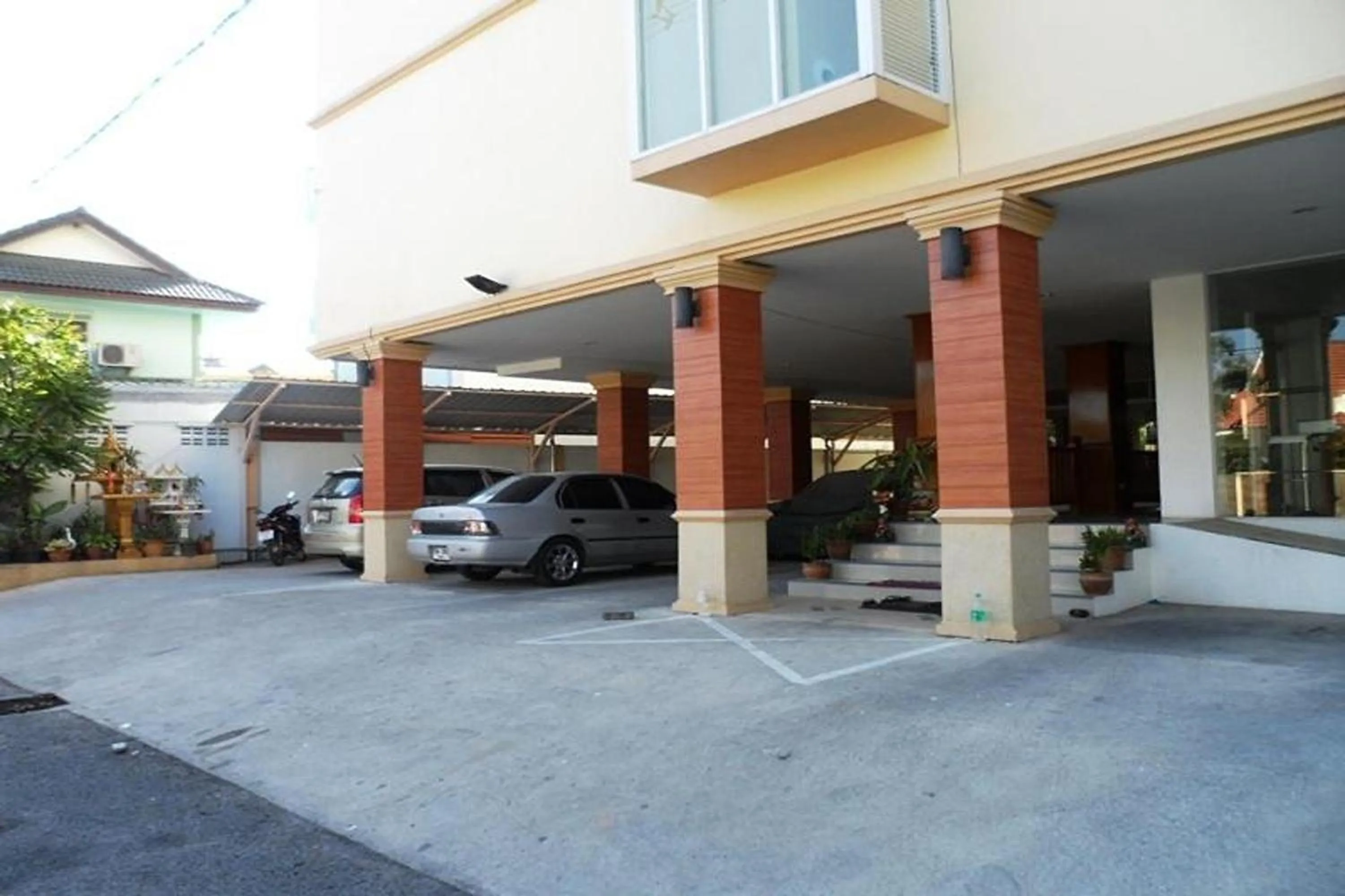 Parking in Kaewchantra Mansion