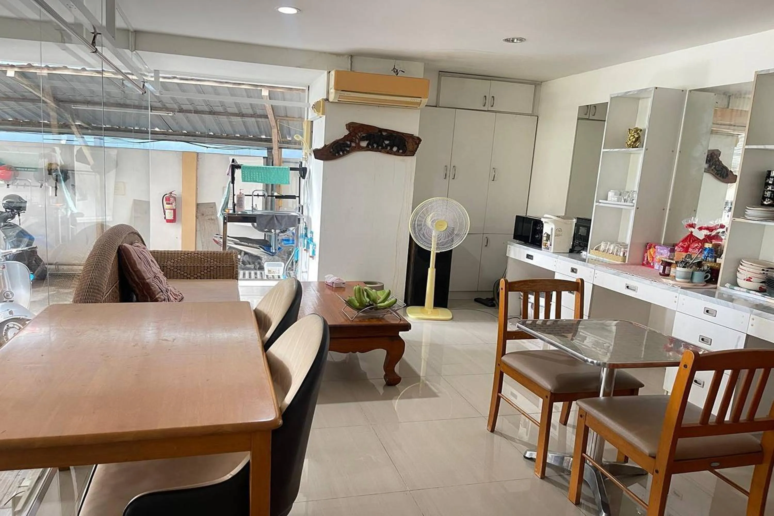 Dining area in Kaewchantra Mansion