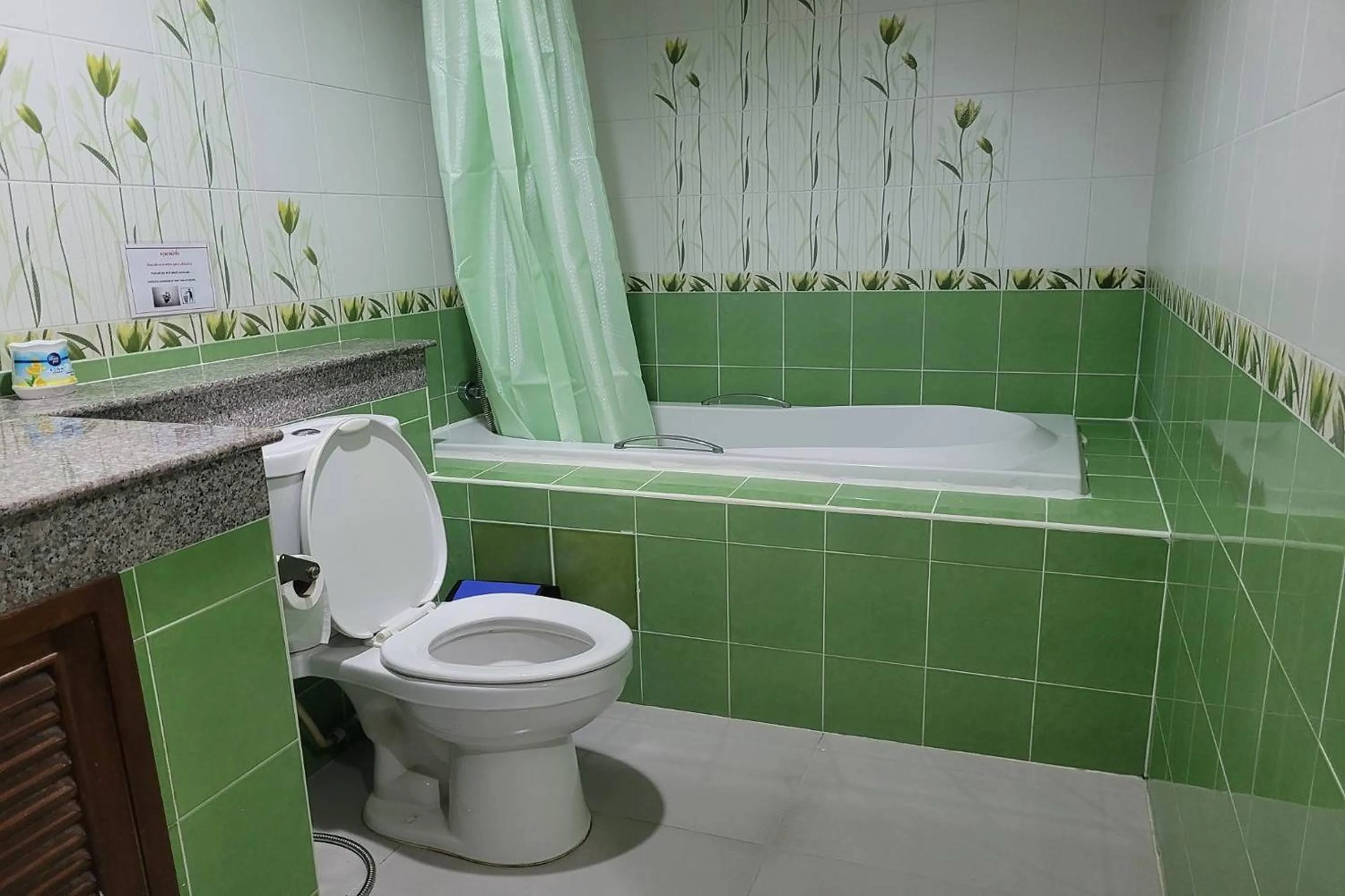 Shower in Kaewchantra Mansion