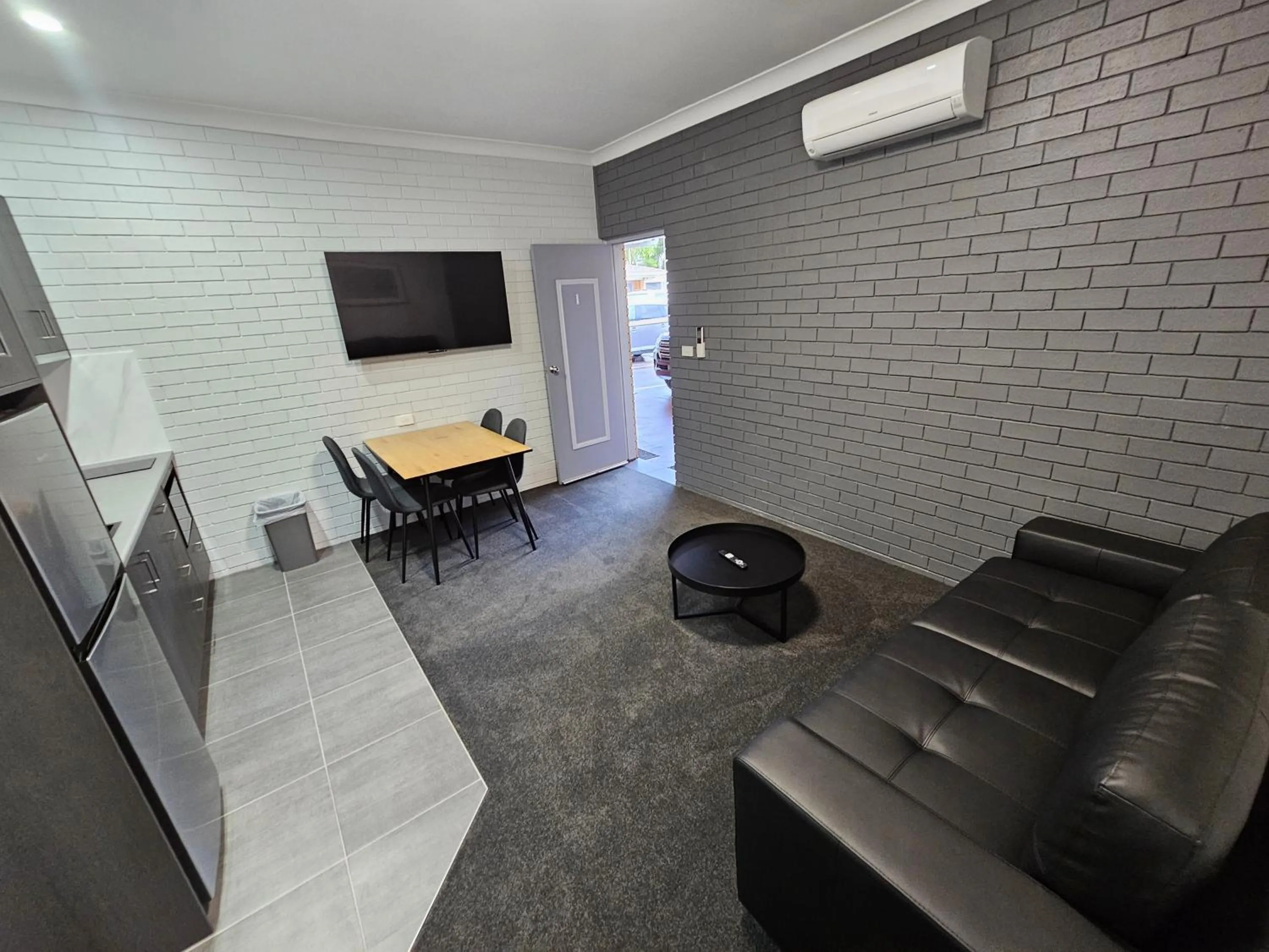 Kitchen or kitchenette in Blue Violet Motor Inn