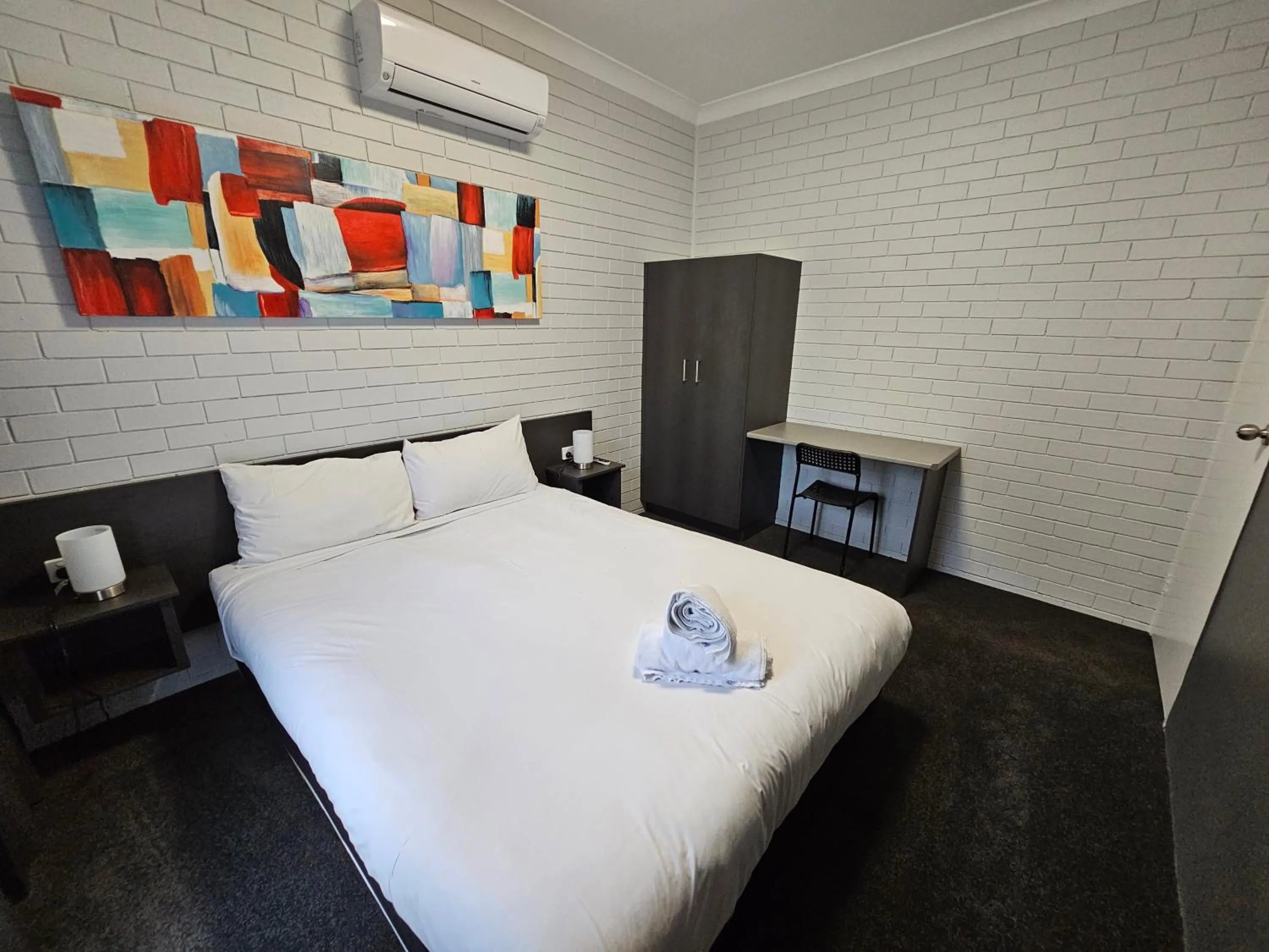 Bed in Blue Violet Motor Inn