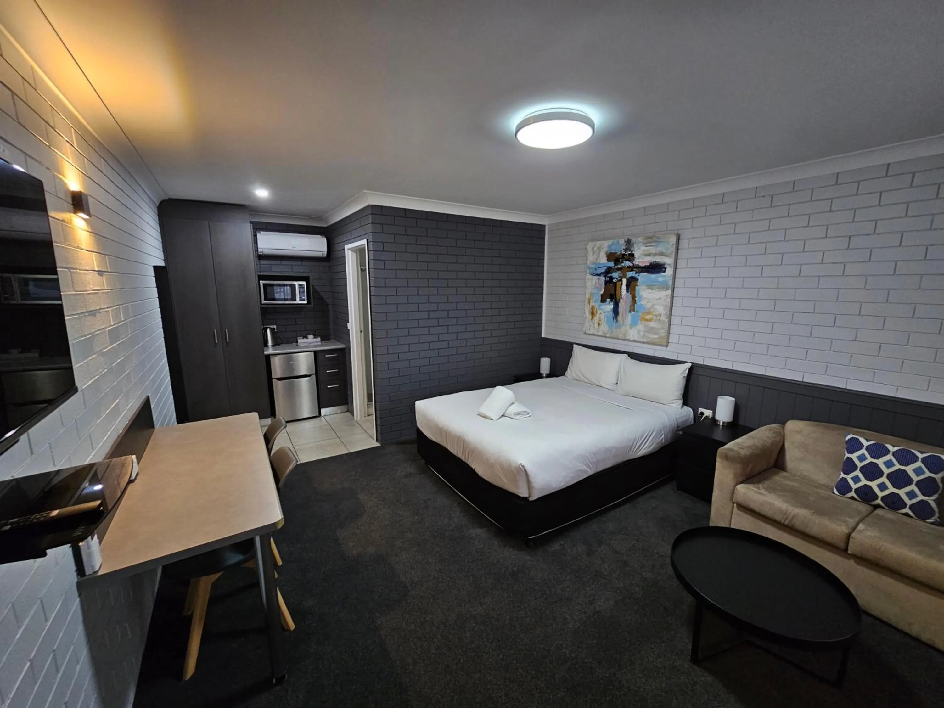 Bed in Blue Violet Motor Inn