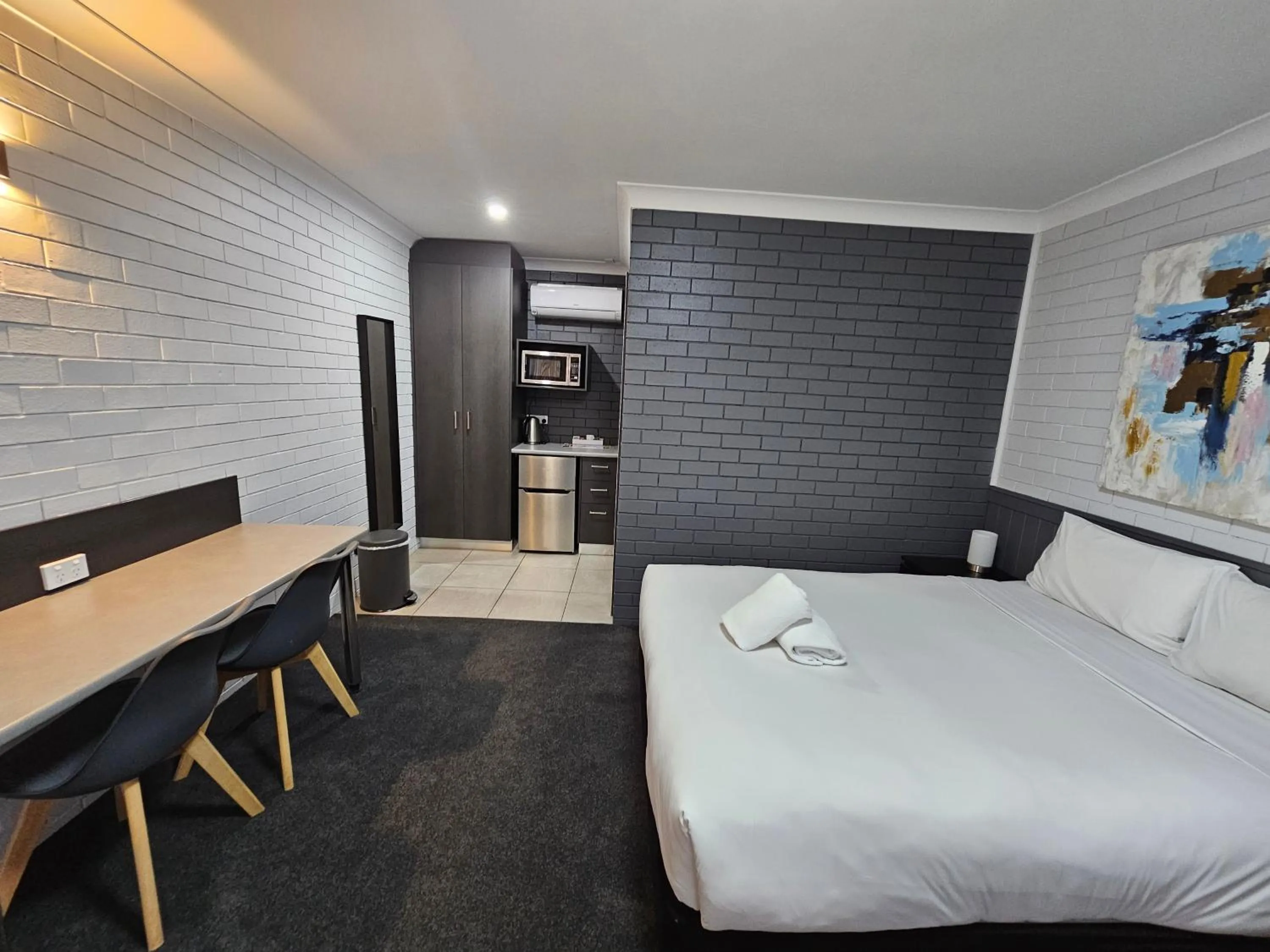 Bed in Blue Violet Motor Inn