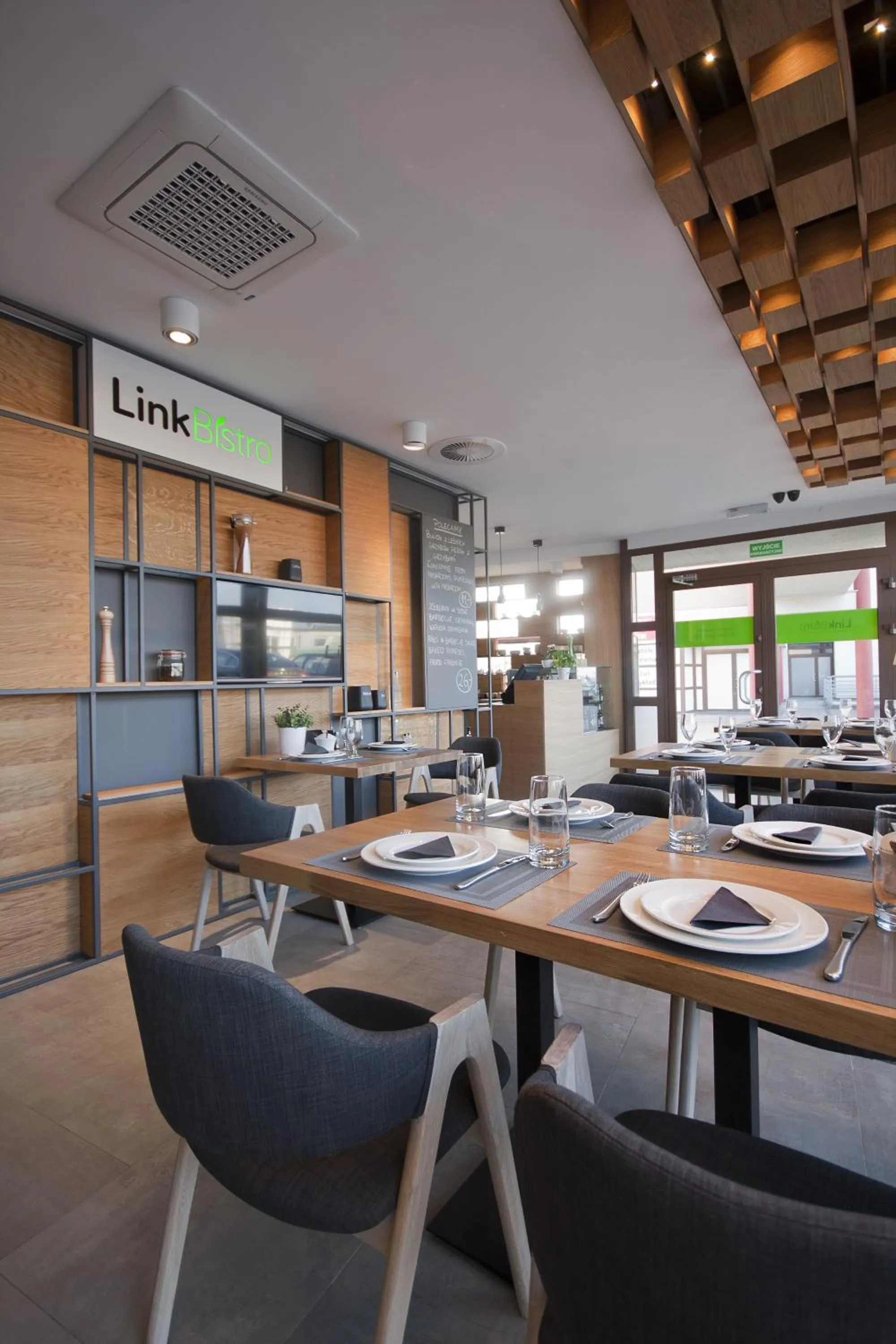 Restaurant/places to eat in Link Hotel