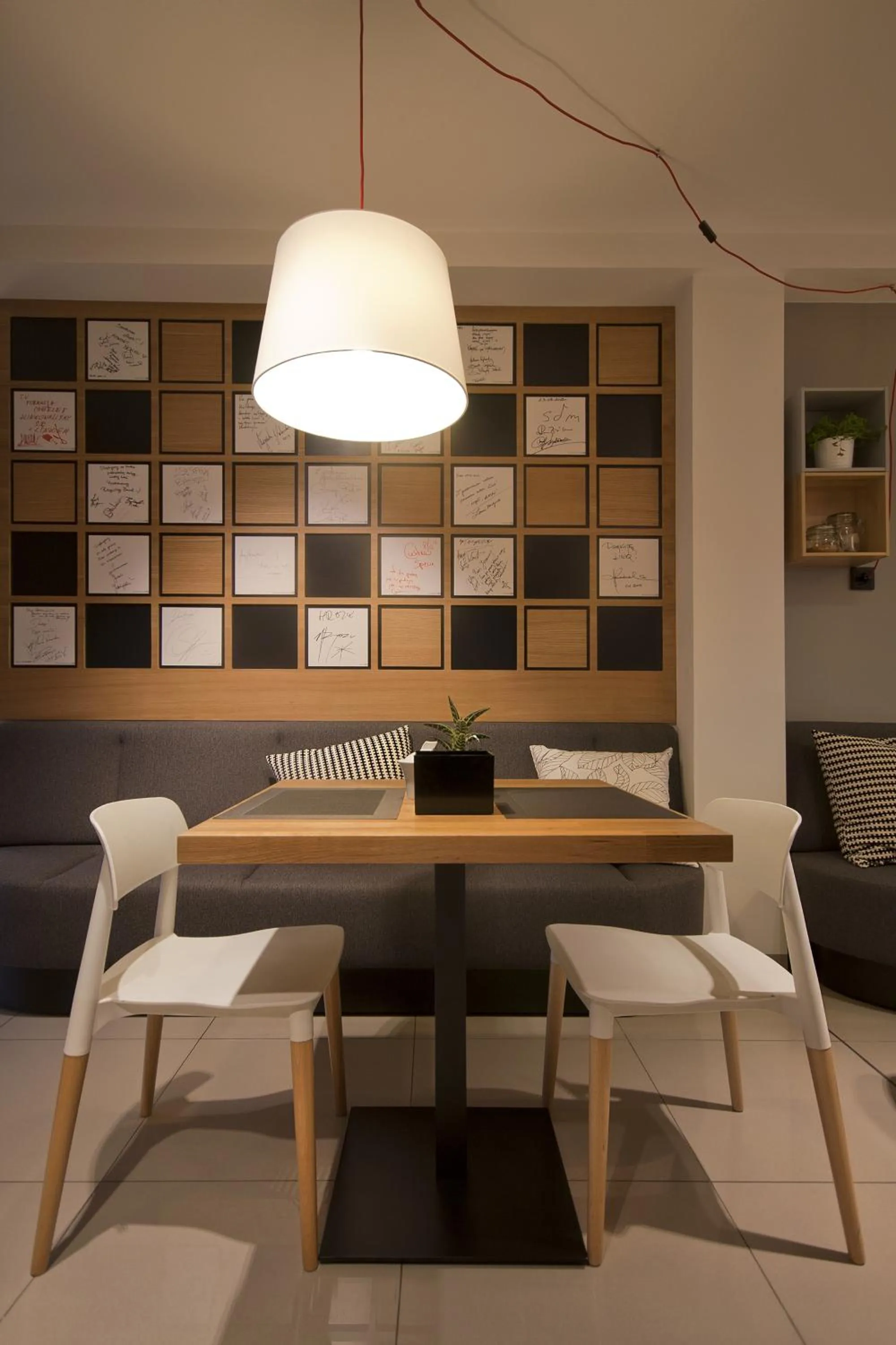 Restaurant/places to eat in Link Hotel