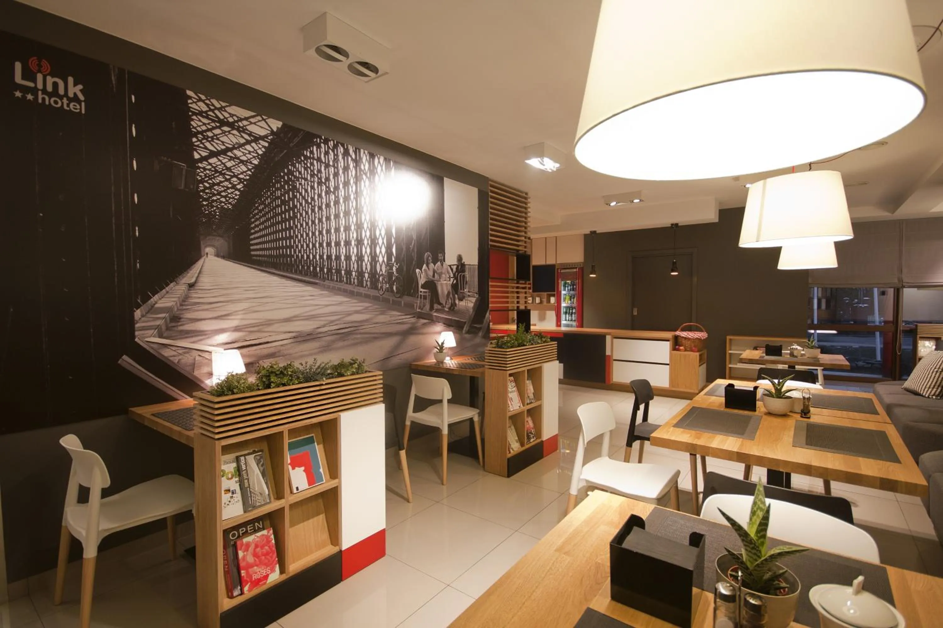 Restaurant/places to eat in Link Hotel