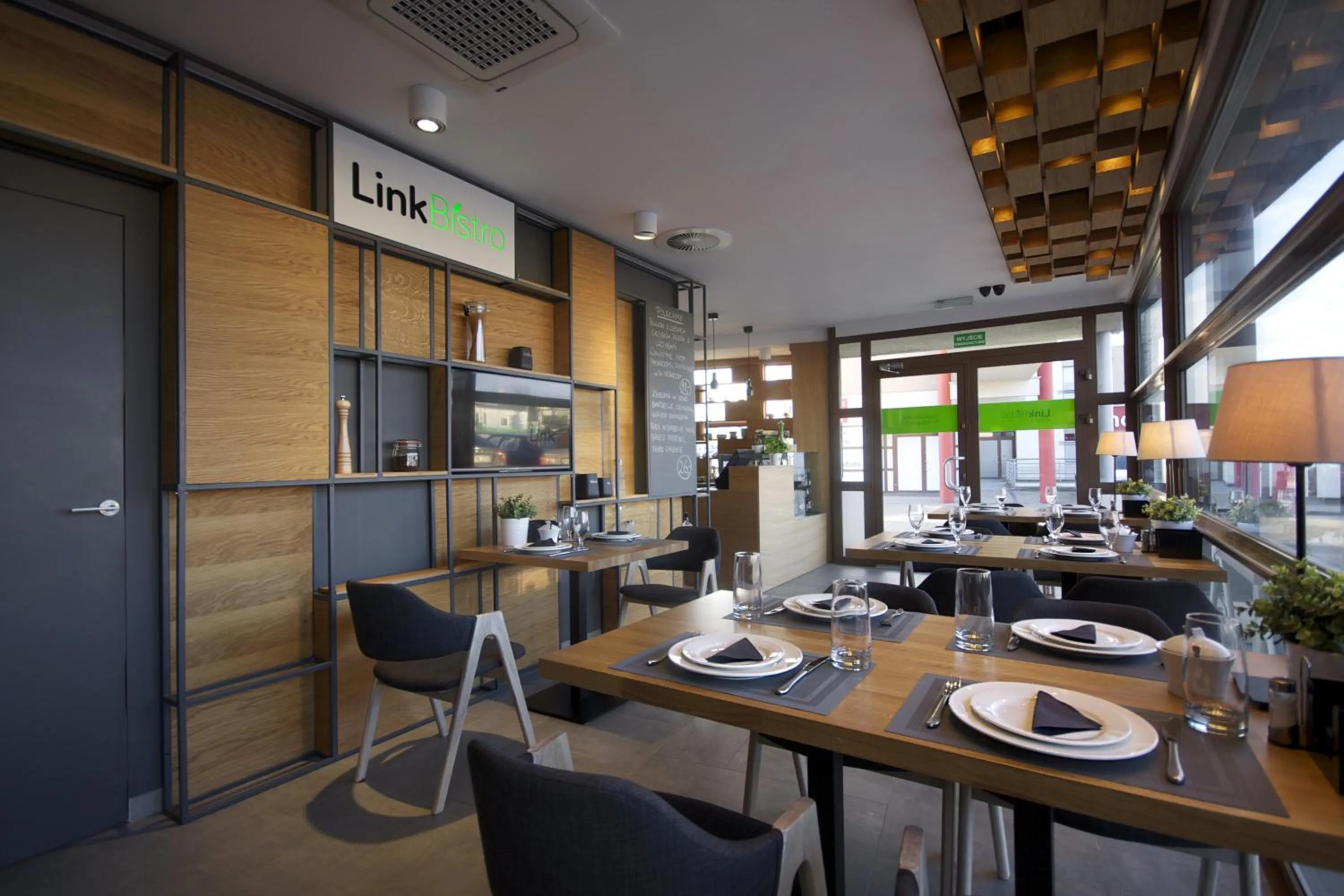 Restaurant/places to eat in Link Hotel