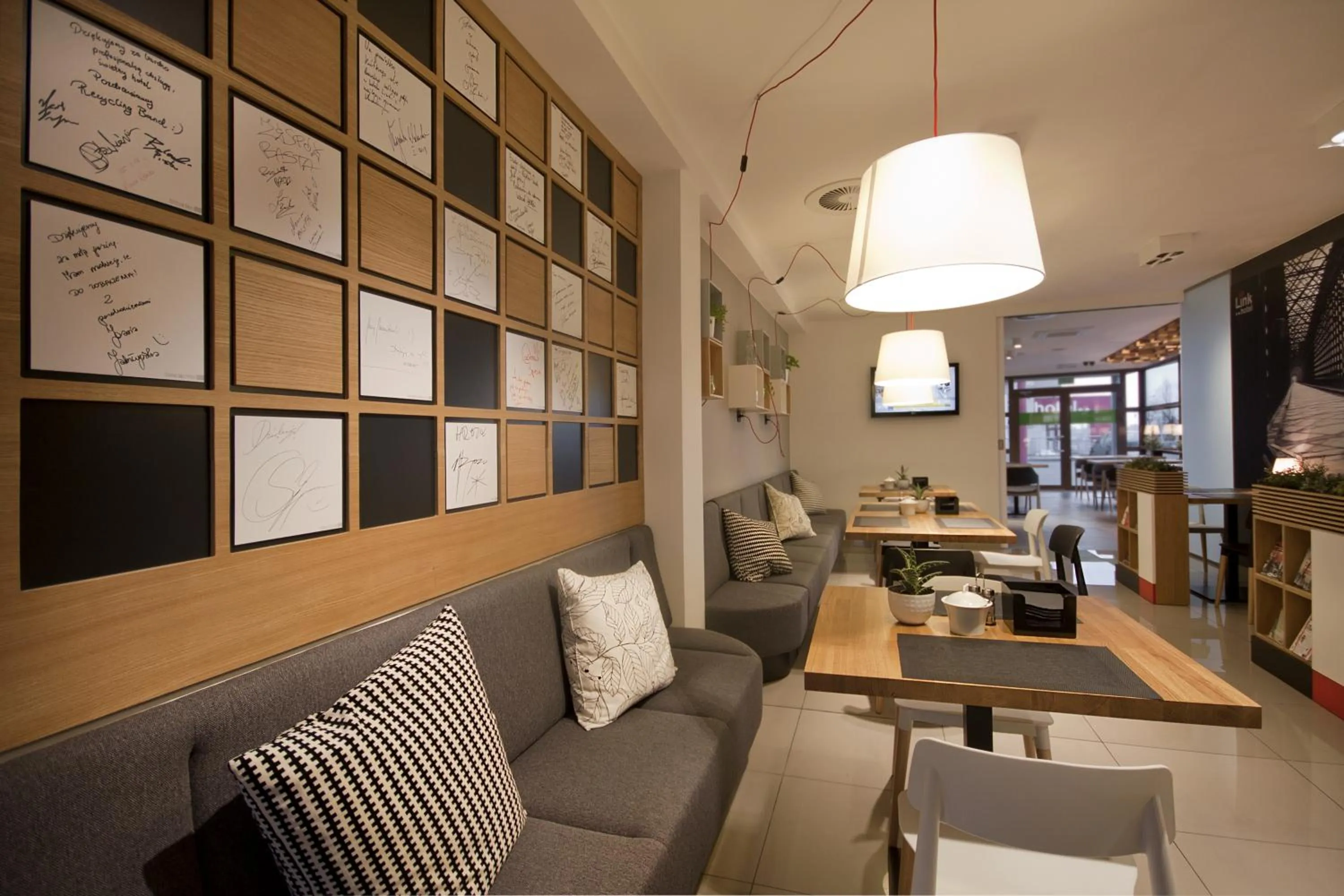 Restaurant/places to eat in Link Hotel