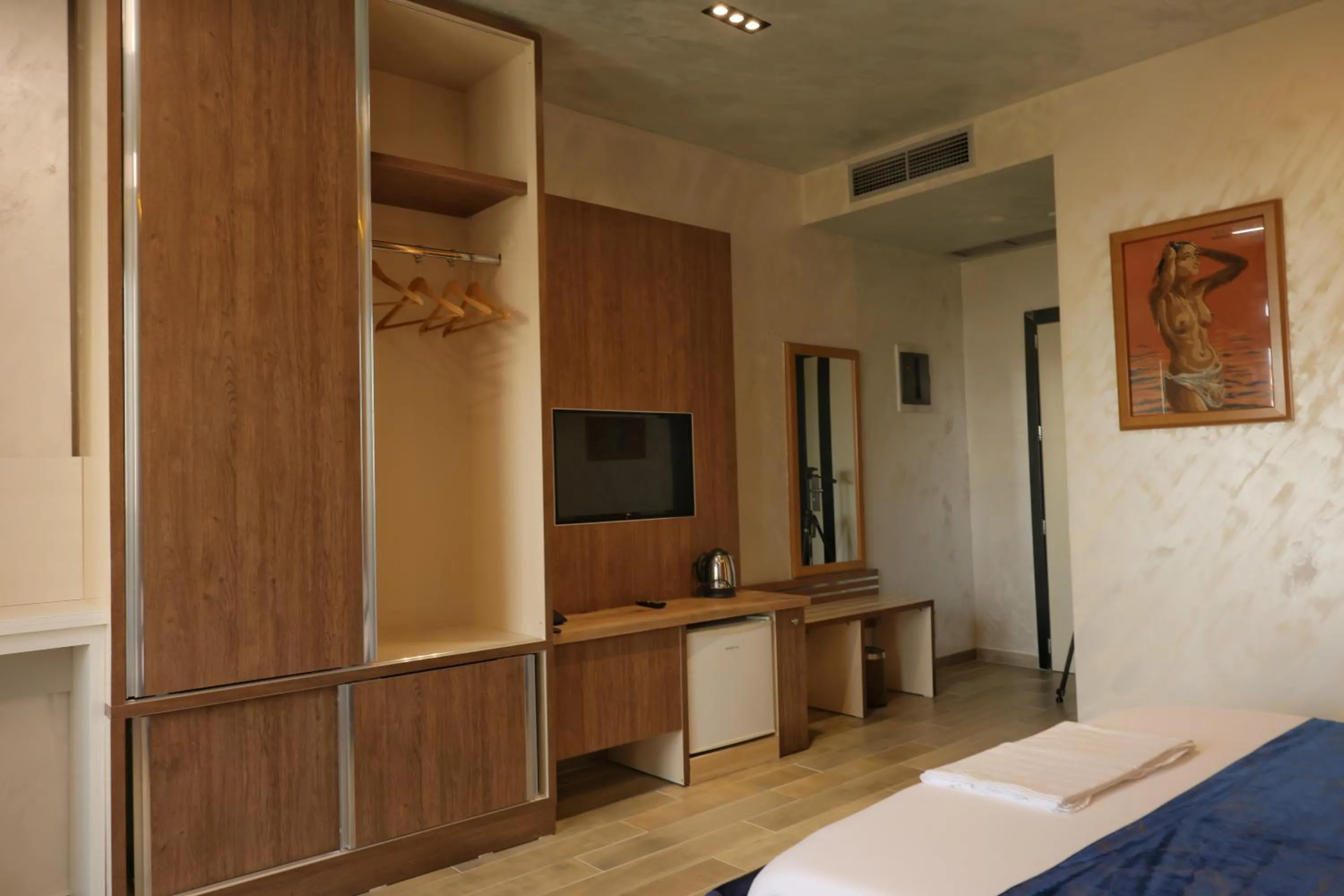 Communal lounge/ TV room, Bed in Vila One Beach Hotel