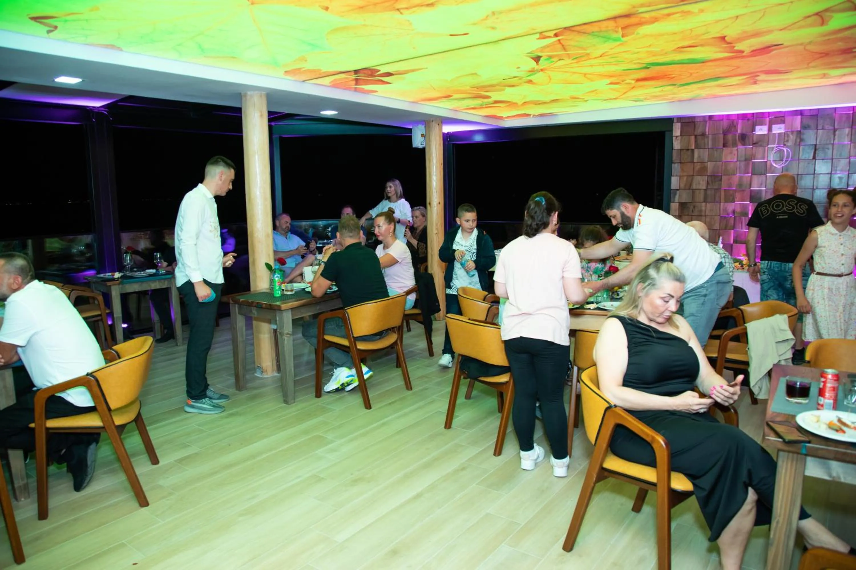Restaurant/places to eat in Vila One Beach Hotel