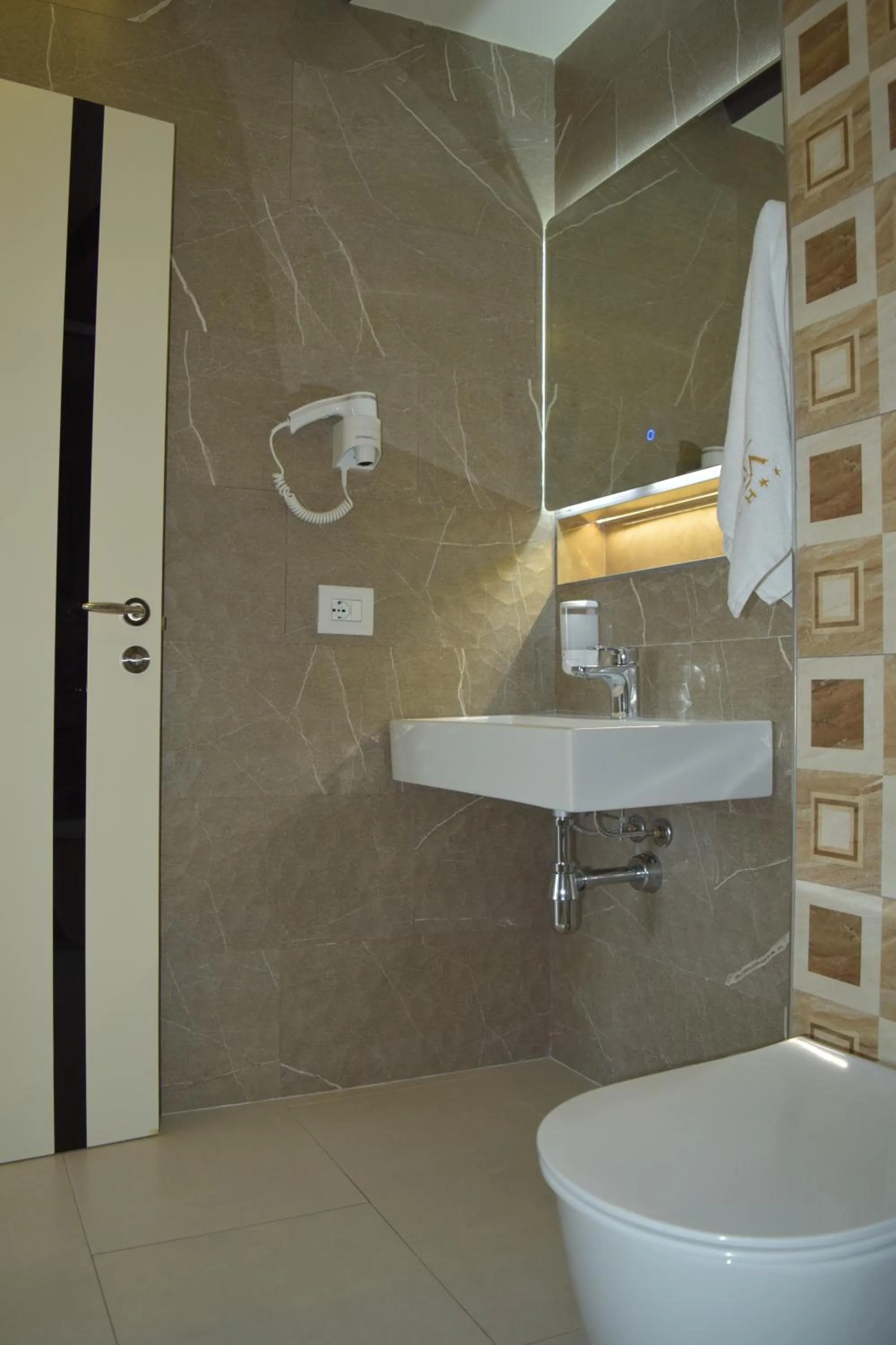 Shower in Vila One Beach Hotel