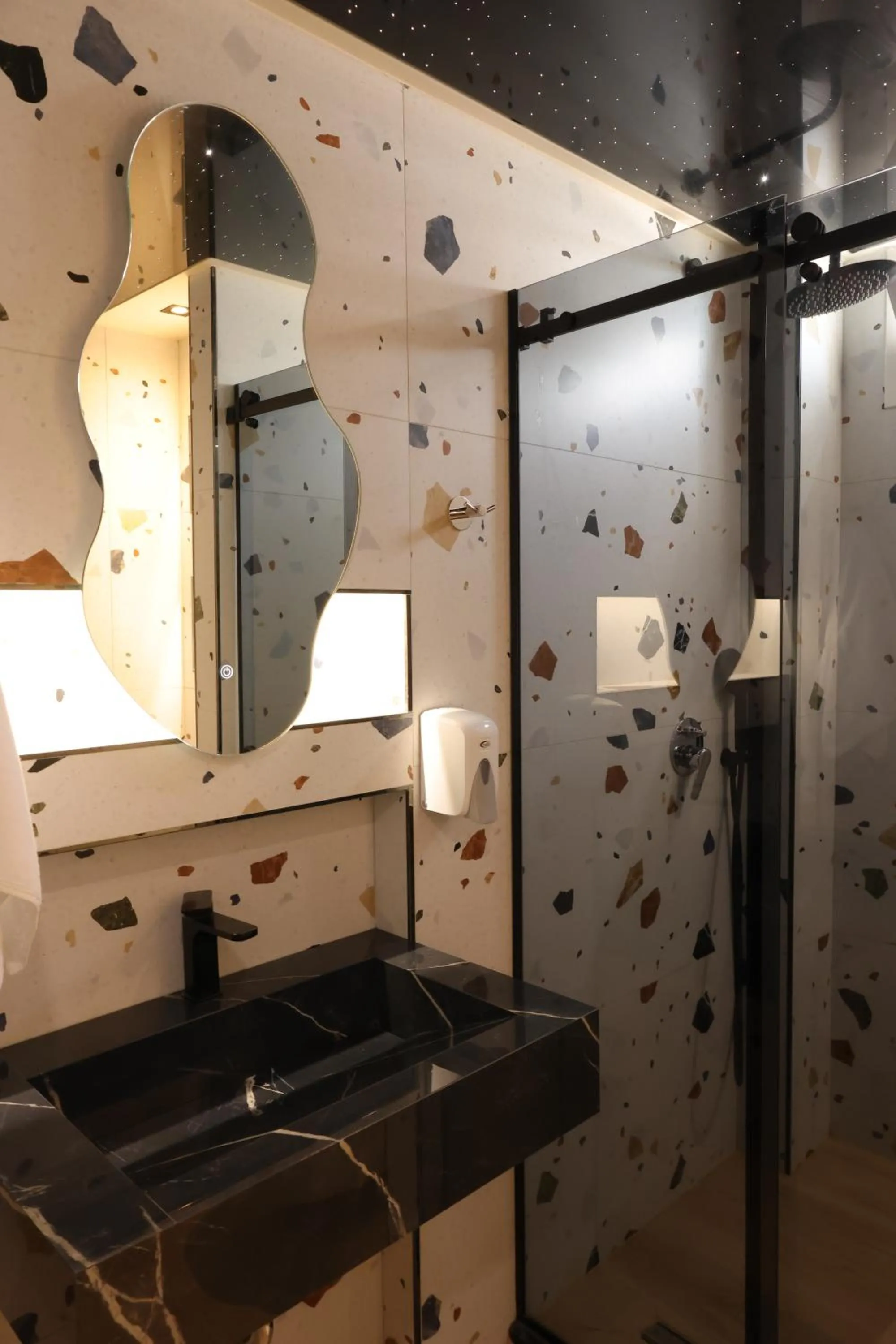 Shower in Vila One Beach Hotel