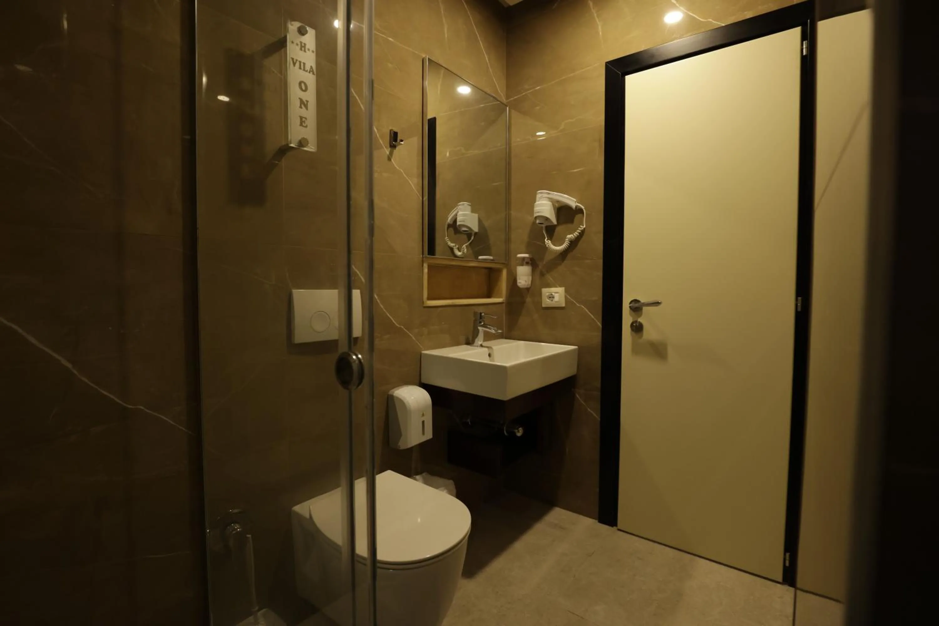 Shower in Vila One Beach Hotel