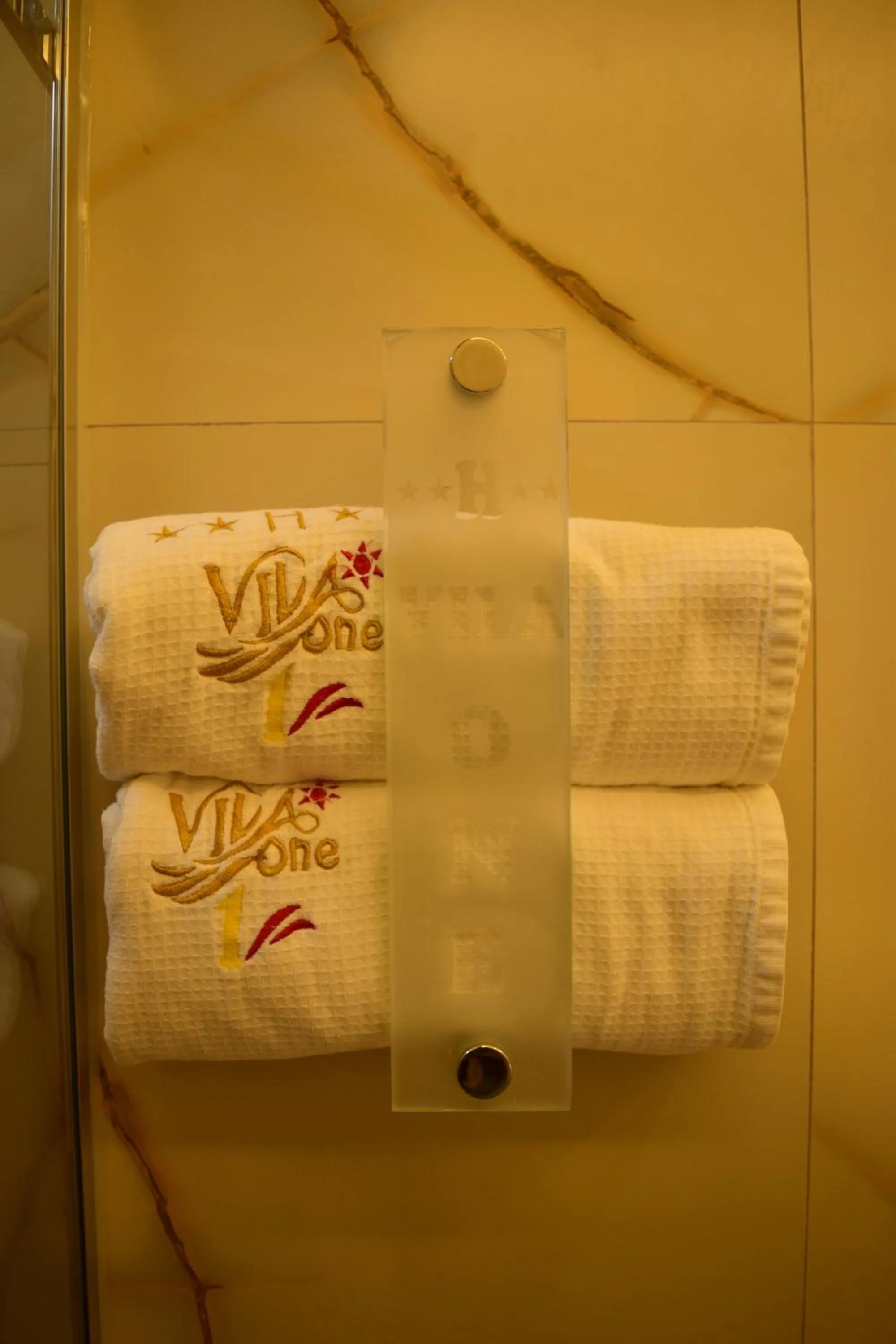 Bathroom, Bed in Vila One Beach Hotel