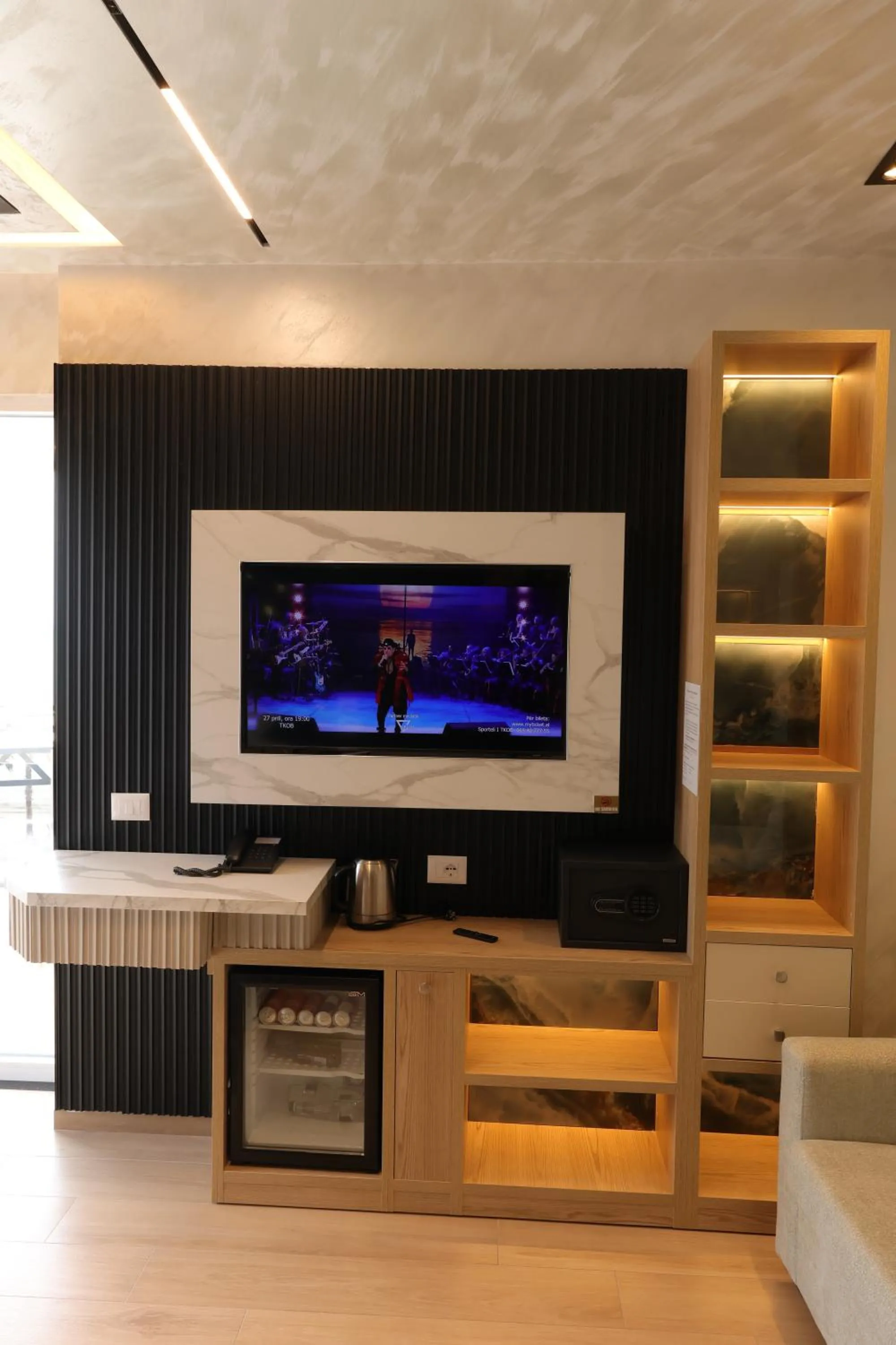 Communal lounge/ TV room in Vila One Beach Hotel