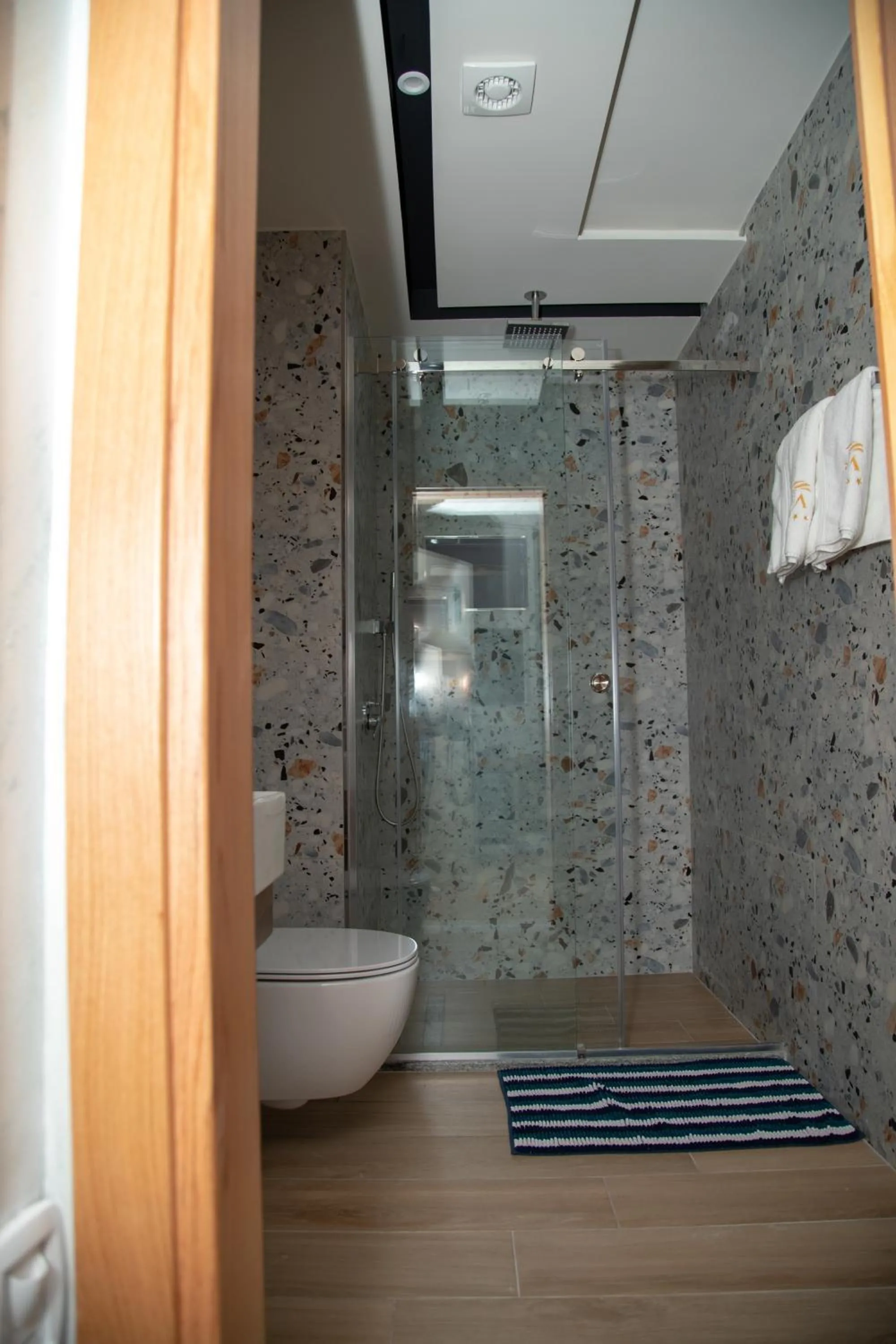 Shower in Vila One Beach Hotel