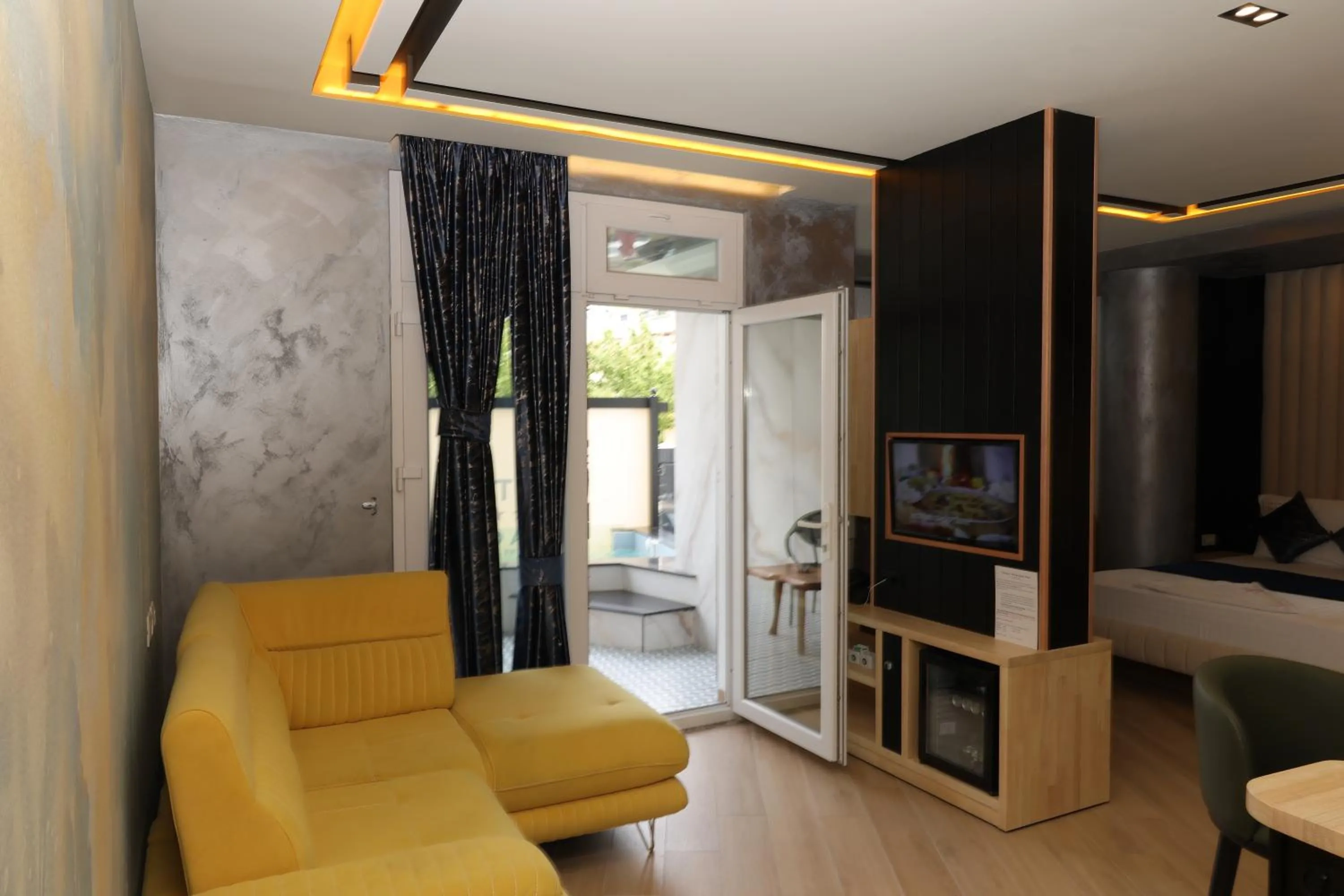 Communal lounge/ TV room in Vila One Beach Hotel