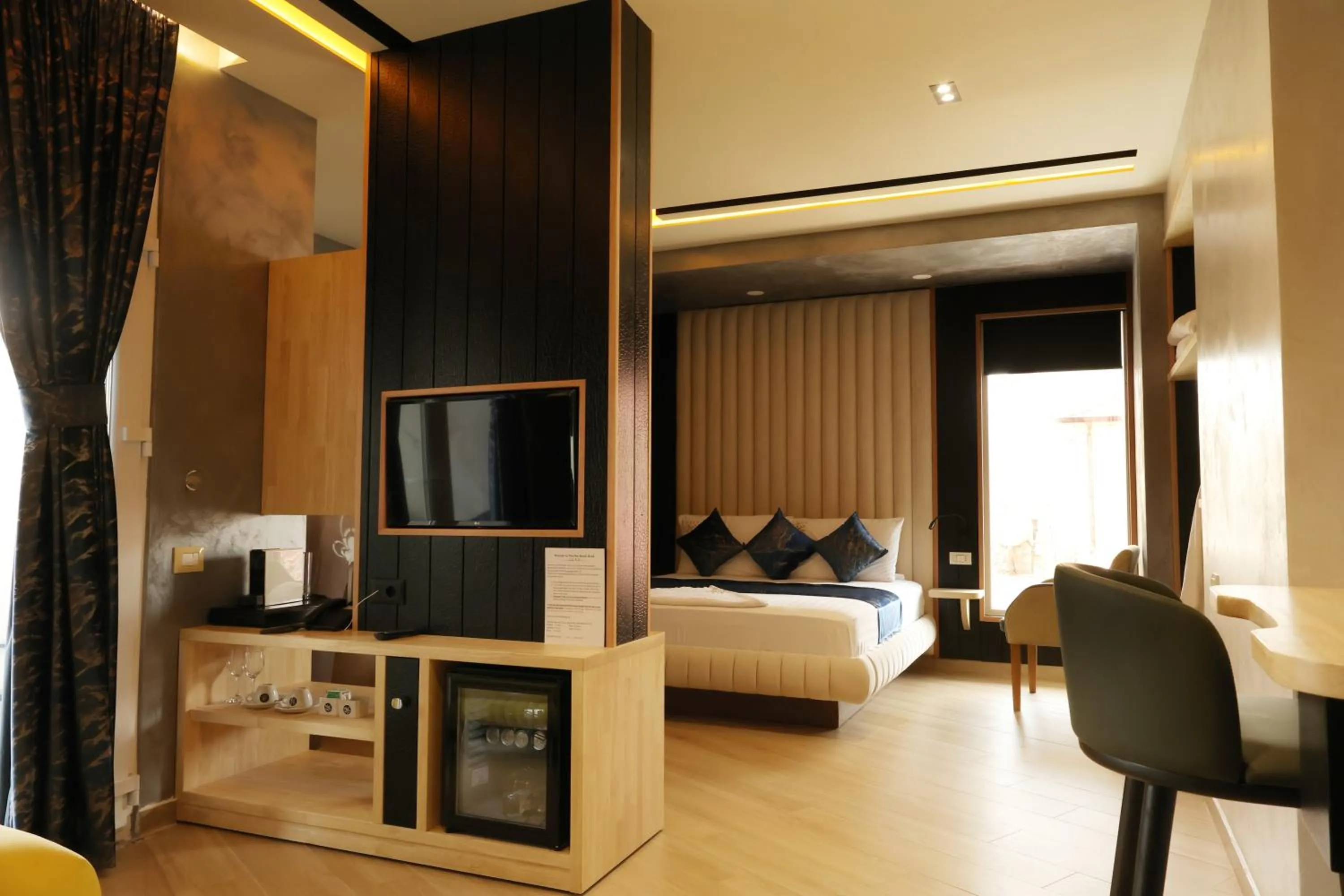 Communal lounge/ TV room, Bed in Vila One Beach Hotel
