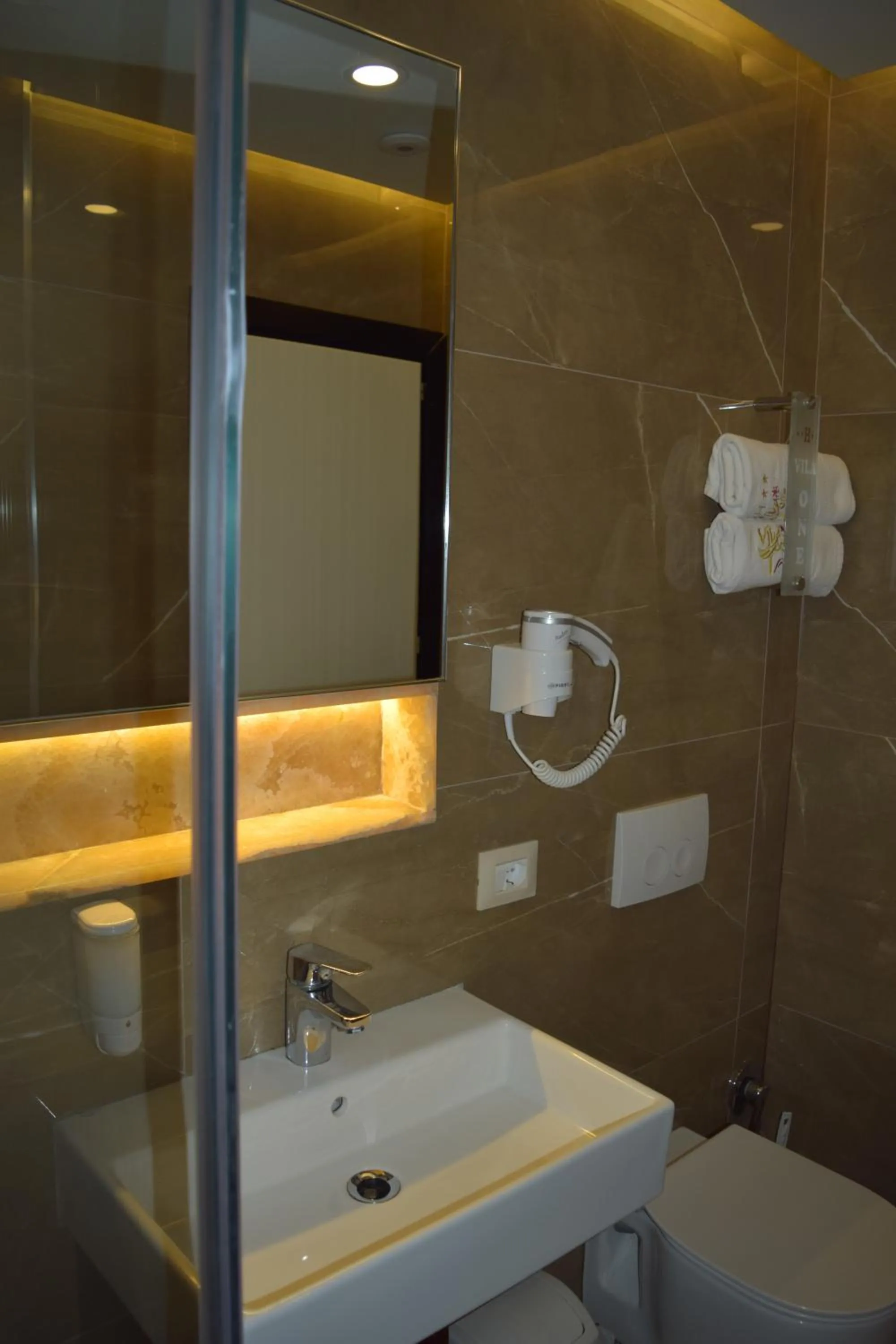 Shower in Vila One Beach Hotel