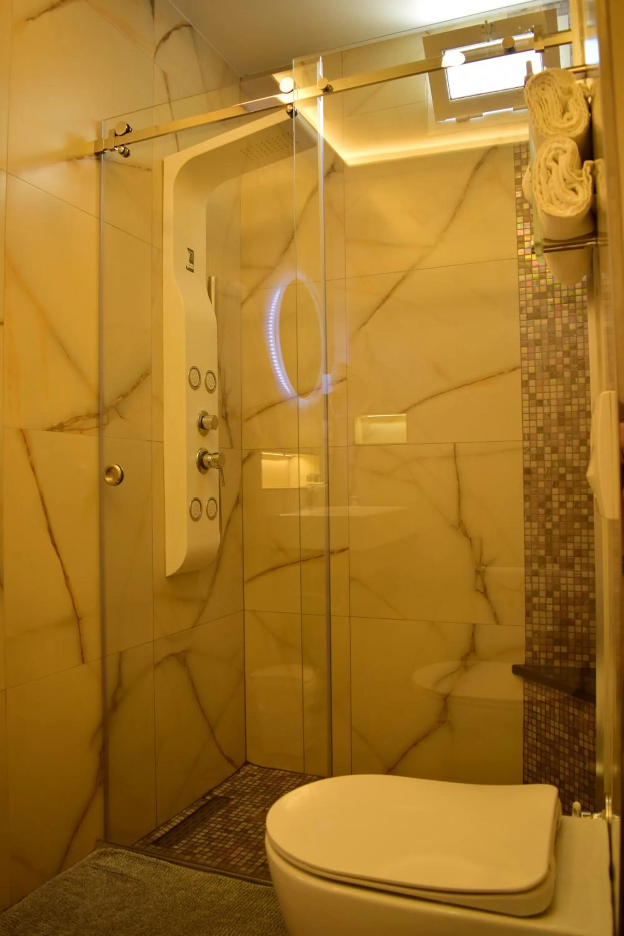 Shower in Vila One Beach Hotel