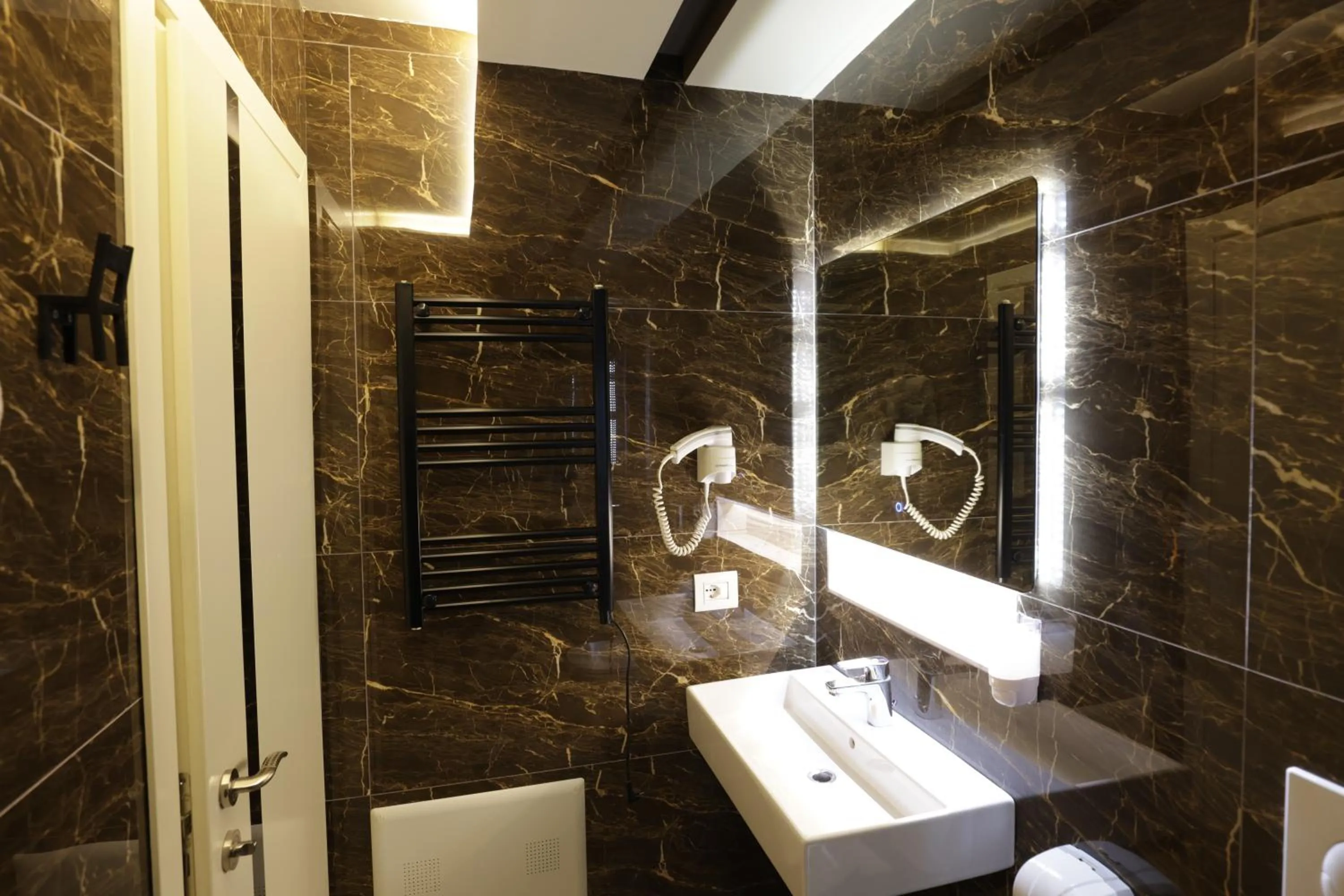 Shower in Vila One Beach Hotel
