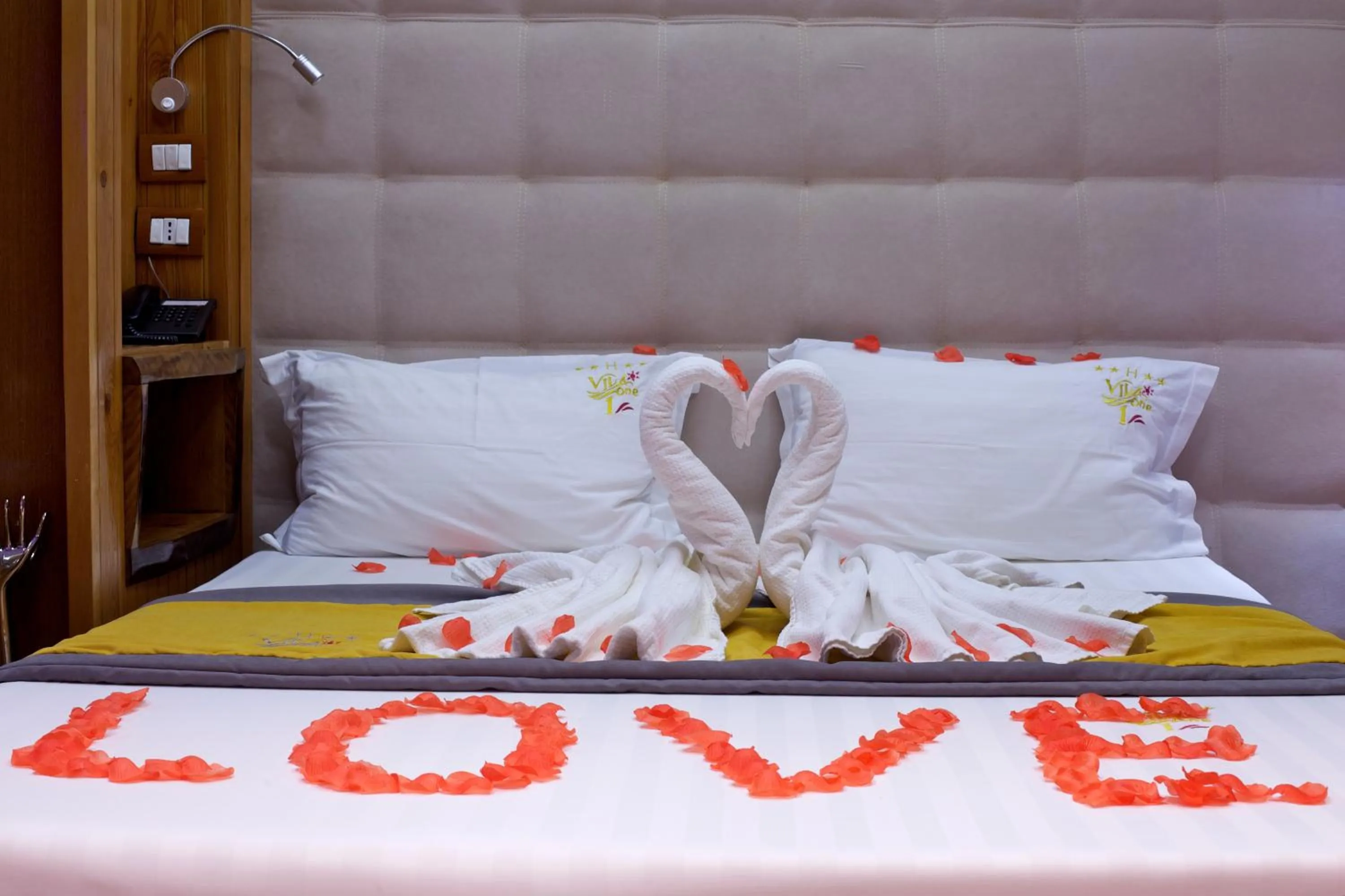 Bed in Vila One Beach Hotel