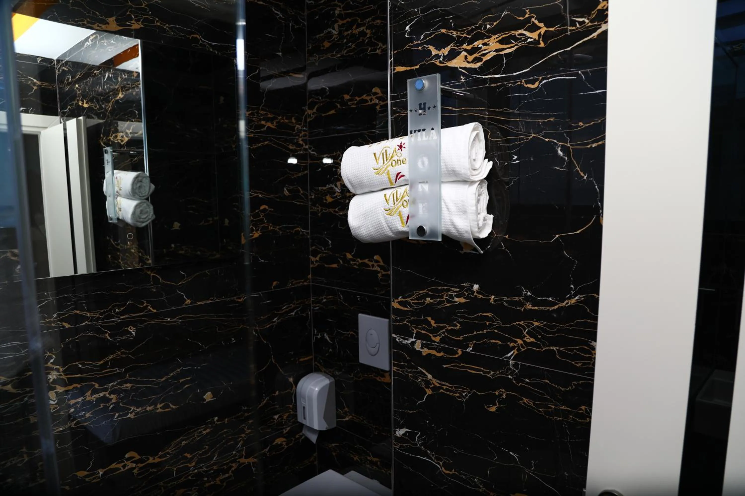 Shower in Vila One Beach Hotel