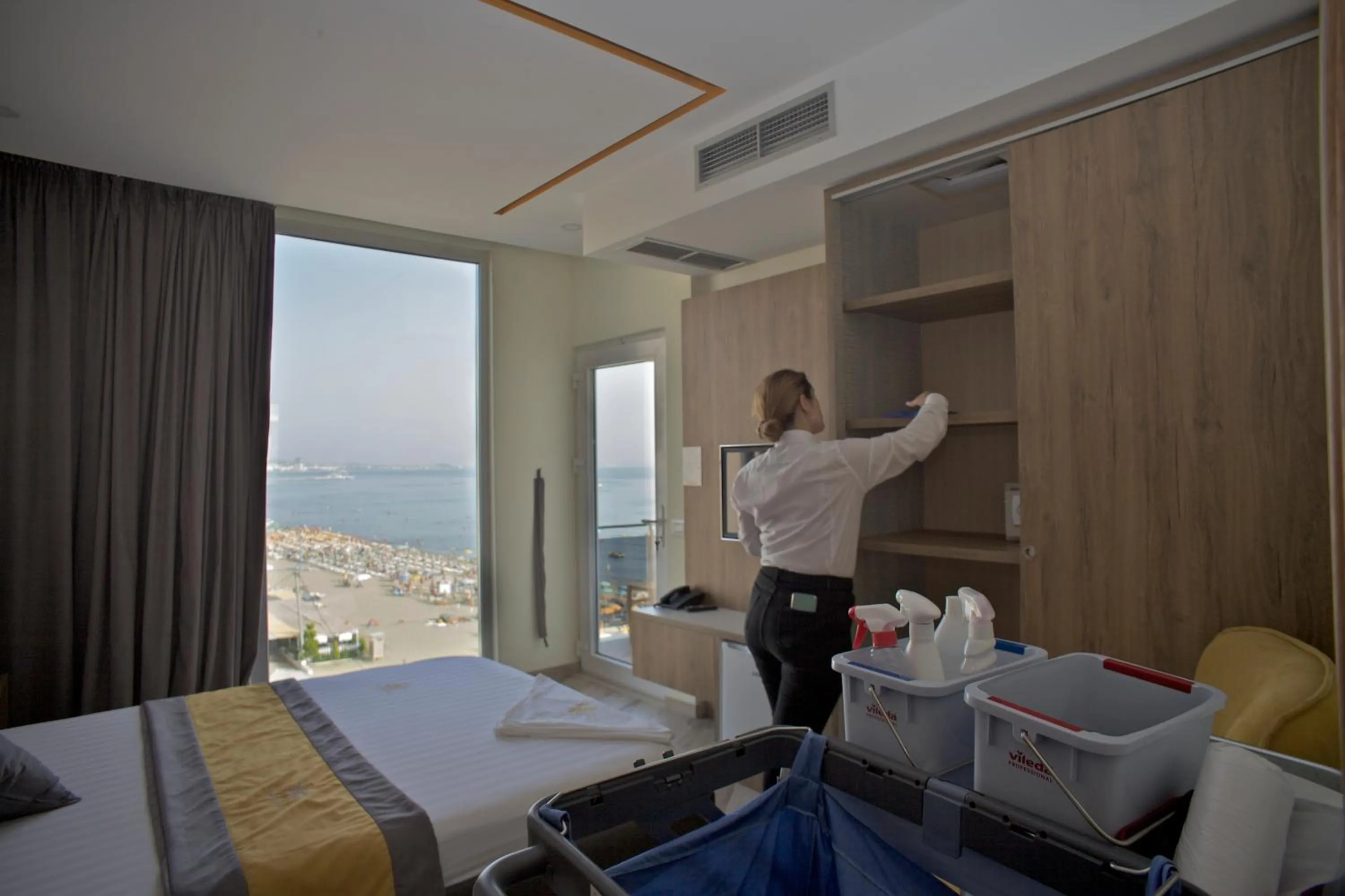 Bed in Vila One Beach Hotel
