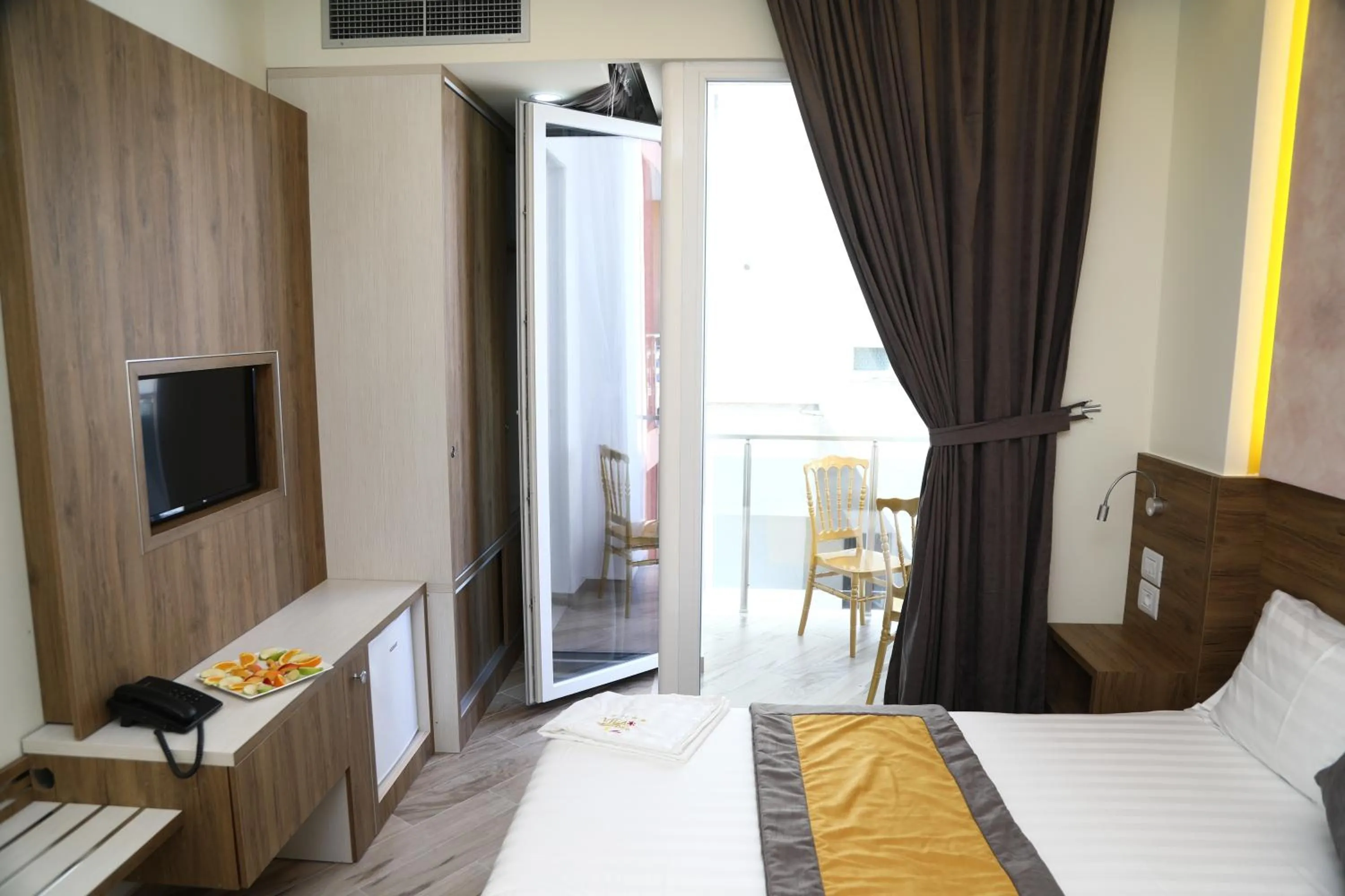 Communal lounge/ TV room, Bed in Vila One Beach Hotel